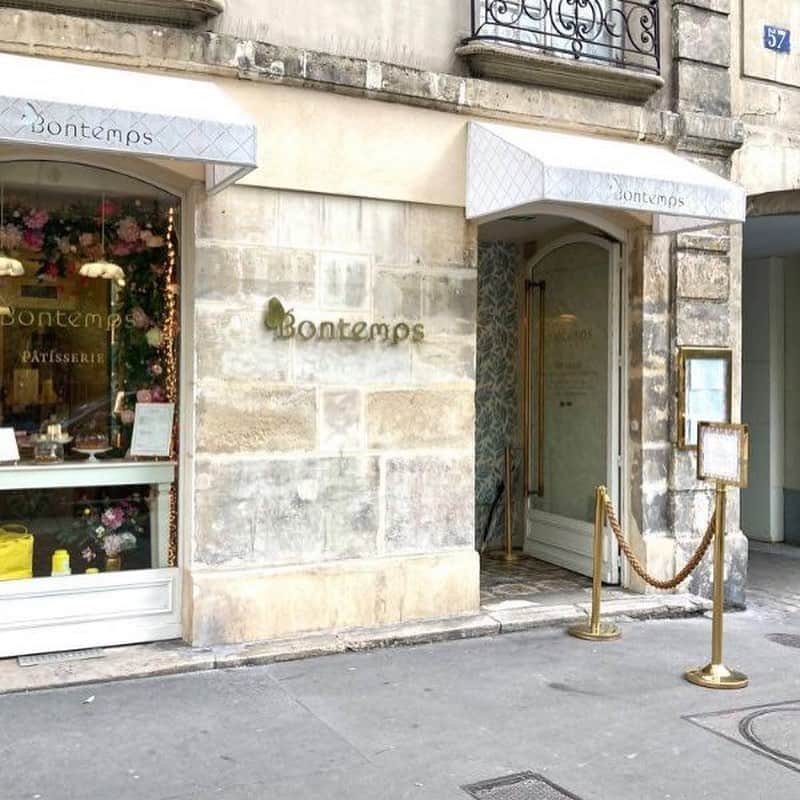 のインスタグラム：「Bontemps ・ マレのブルターニュ通りにある女ごころくすぐられるCAFE. ・ 初めはテイクアウトだけだったのですが、今は、横のドアから少し奥まってCAFEがあります。 この奥まった感が、またいい！  57 Rue de Bretagne, 75003 Paris https://www.facebook.com/bontempspatisserie/  #フランス#フランス在住#フレンチスタイル#bontemps#カフェ#フランスカフェ#parislife#パリライフ#フランスの香り#アロマ#フレグランス#フレンチ#パリの空の下 #パリの今 #パリに行きたい #newlifestyle #パリ情報 #withコロナ #フランス🇫🇷 #パリの街並み #parisstyle #パリに住みたい#フランス好き #コロナが落ち着いたら #今パリ #旅行に行きたい #パリの街角」