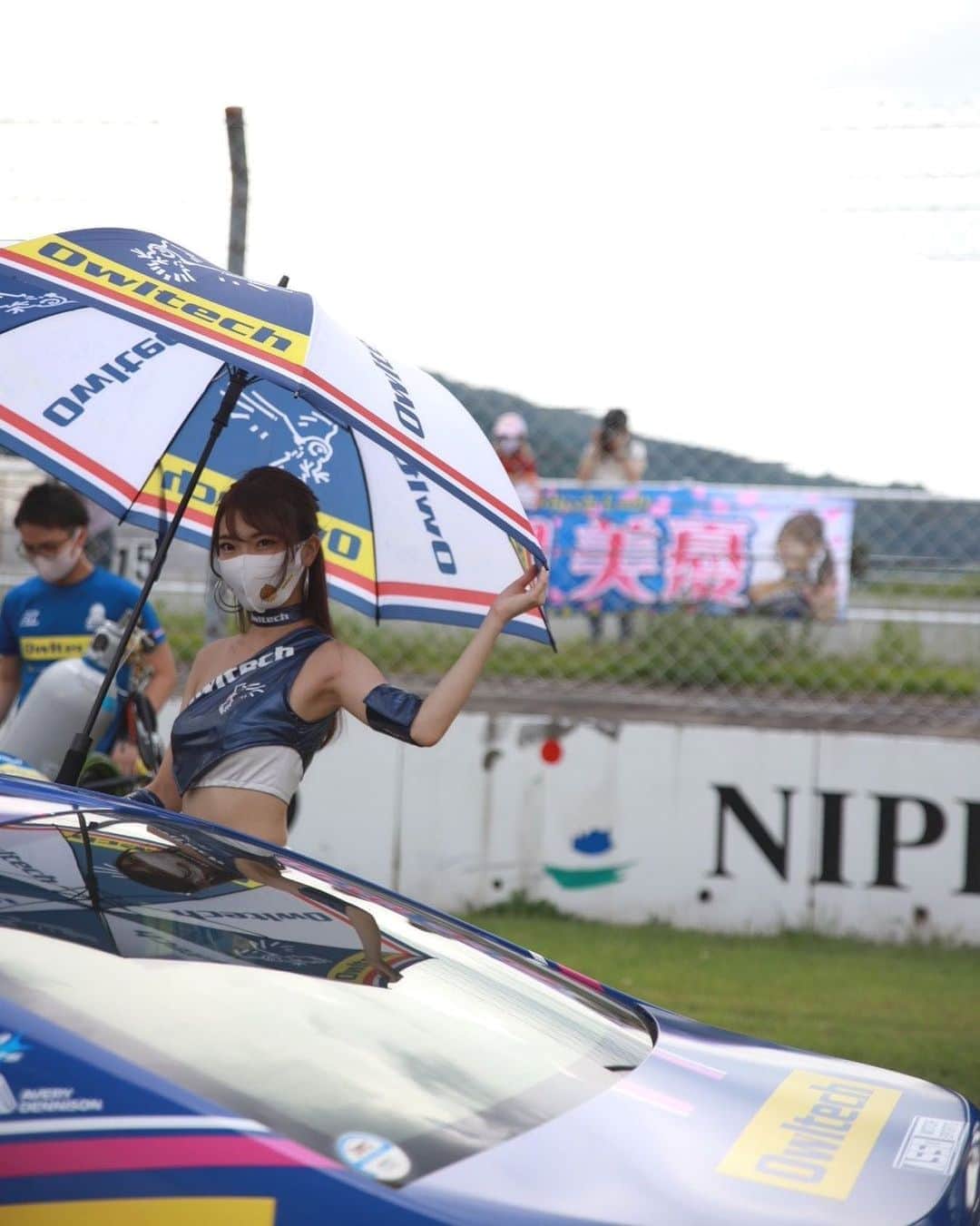 のインスタグラム：「. マシン＋傘＋コスチューム＋横断幕＝最高の夏🍅 . #オウルテックレディ #sgt #supergt #owltech #tgrteamsard #sard #いいねしてね #portrait #portraitphotography #model #japanesegirl  #racequeen #レースクイーン #グラビア #水着 #ハウススタジオ #被写体モデル #被写体 #モデル #作品撮り #ポトレ #ポートレート #followme #フォロワー増やしたい #フォロワー募集中」