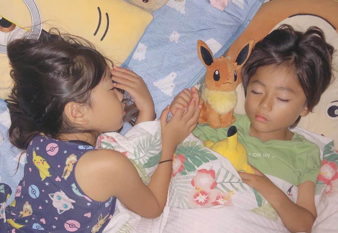 かなのインスタグラム：「． 寝方が可愛すぎた🥺❤️ おてて繋いで🥰🤝😴 ． ． #gn#gm#仲良し#姉弟#寝顔#癒し」
