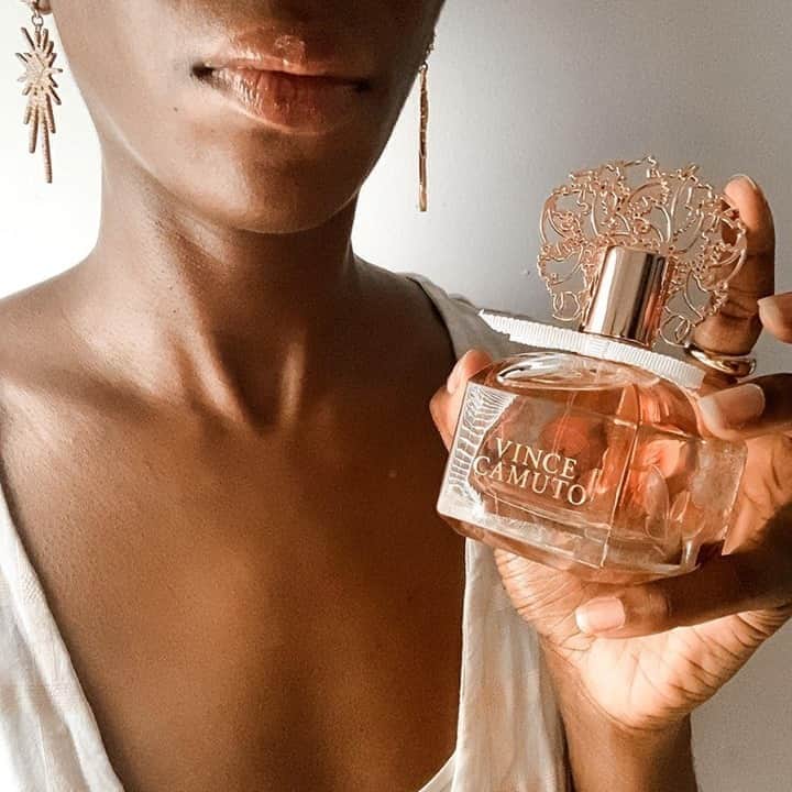 ヴィンスカムートさんのインスタグラム写真 - (ヴィンスカムートInstagram)「A sparkling new scent: @_danaoliver shares how Brilliante Vince Camuto helps her shine! #vincecamuto #fragranceaddict」9月4日 7時30分 - vincecamuto
