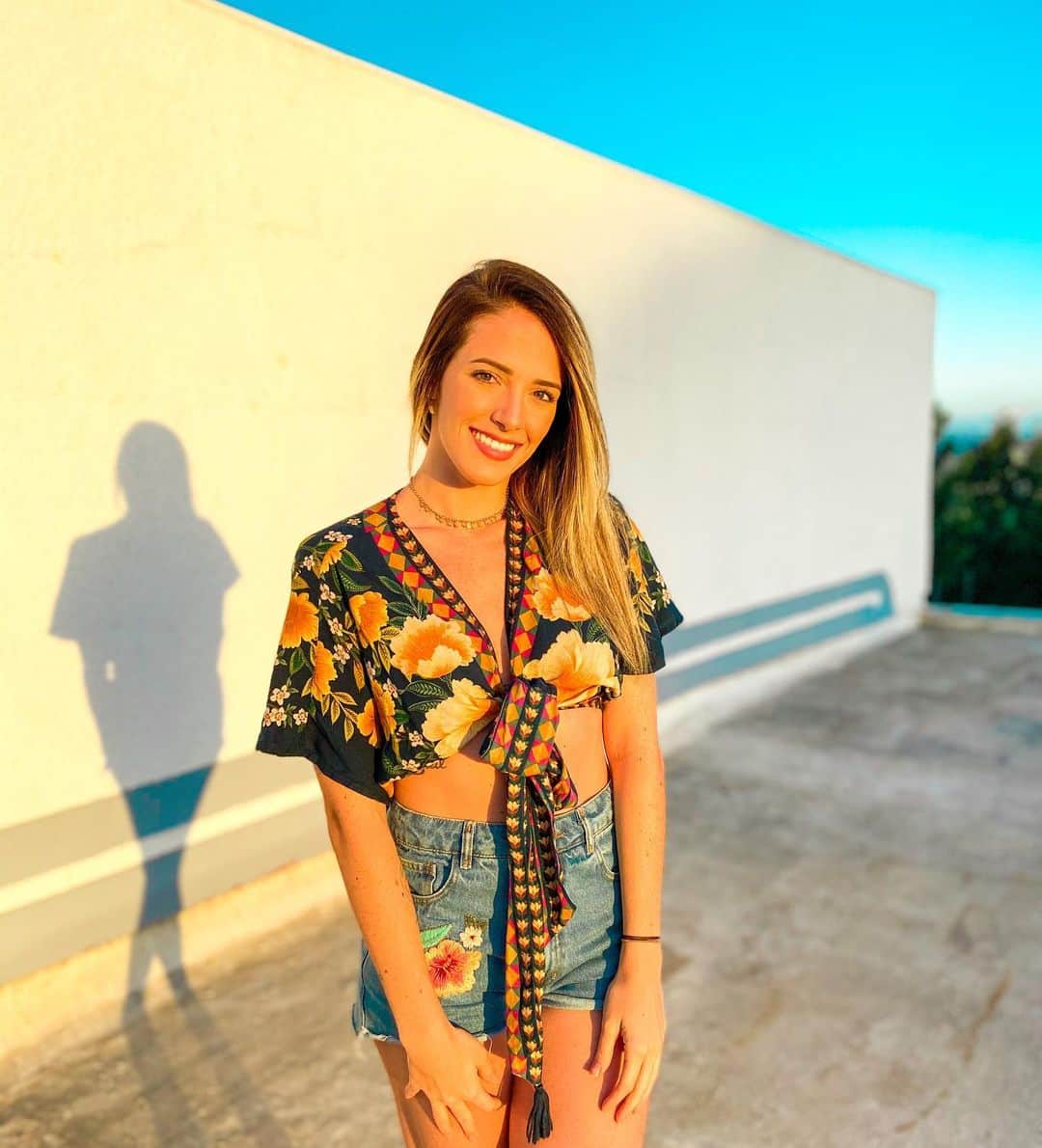 のインスタグラム：「Aquela Golden Hour que faz mágica nas fotos... O céu daqui tem uma beleza especial!! ✨🥰🙏🏻🌅☁️🌸💙#goldenhour #inlove #sunnyday #sunset #sunkissed #sky #portugal #sangalhos #summer #landscape #paradise」
