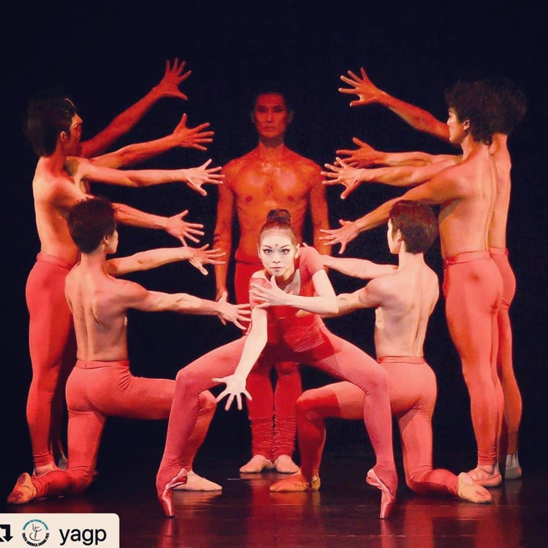 上野水香さんのインスタグラム写真 - (上野水香Instagram)「Want to dance in NY again... #yagpgala ✨ #flashbackfriday  #bhakti III #mauricebejart  2015年東京バレエ団のニューヨークデビュー、#デビッドホールバーグ さんプロデュースによるyagp主催のガラ。ベジャールさん振付のバクティIII です。 2008年に海賊でホールバーグさんと#ホセカレーニョ さんとyagpガラで共演したのもよい思い出です。またニューヨークで踊りたい。 元気な世の中が戻ってくるよう心から祈ります🤞  #Repost @yagp with @make_repost ・・・ #TBT looking back on the 2015 David Hallberg Presents - LEGACY Gala 🌟  Presented in association with YAGP, celebrated international ballet star @officialdavidhallberg created a program in which he shared his unique perspective of the companies where he has performed extensively throughout his career and which have left indelible impressions on him as an artist. This spectacular evening of dance offered an intimate look at some of the world’s most renowned ballet companies performing varied and unique repertoire representative of each world-famous institution, including the US debut of Tokyo Ballet.  #yagp #yagpgala #davidhallberg #balletgala #ballet #dance #mariinskyballet #abt #bolshoiballet #australianballet #tokyoballet」9月4日 7時34分 - mizukaueno