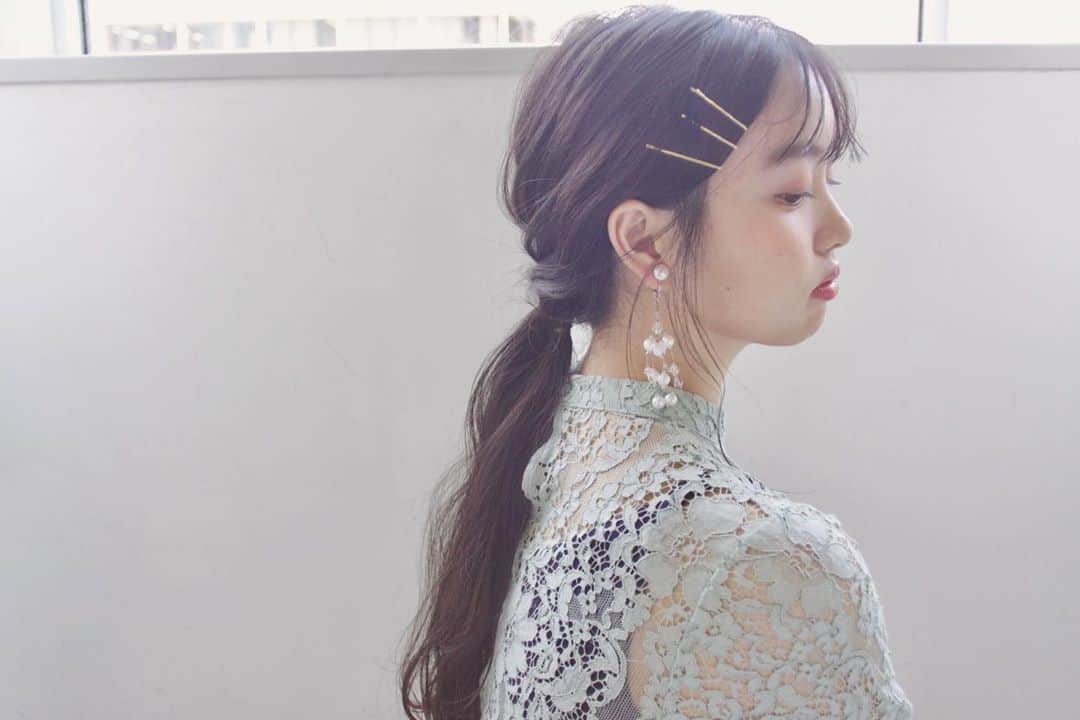 のインスタグラム：「ヘアアレンジ & ヘアセット 河村タカシ シンプルポニー。 ゴールドピンをアクセがわりに。  #ヘアアレンジ #hair #hairarrange #hairset #hairdresser #Lescheveux #cheveux #헤어 #헤어어레인지 #头发 #头发安排 #capelli #capelliearte #hairofinstagram #hairartistry #hairart #behindthechair #peinados #peinado #cheveuxboucles #hairlove #hairtutorials #hairtutorial #hairtrends #hair_videos #styleartists #allmodernhair #hairinspo #effortlesshair」