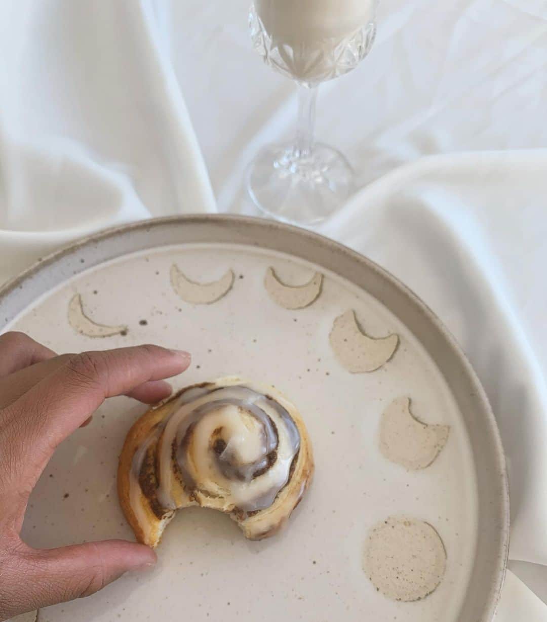 エマリン・エストラーダのインスタグラム：「I hope he looks at you the way I look at my cinnamon buns」