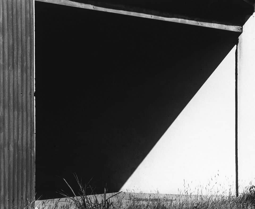 デレク ラムのインスタグラム：「Suddenly shadows deepen. Stay a little longer: late summer.  #ellesworthkelly」
