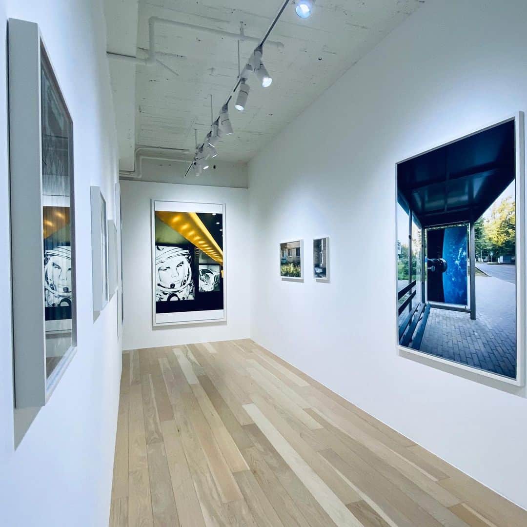 林信行さんのインスタグラム写真 - (林信行Instagram)「人生賭け敗れた夢、新しい夢  FAILURE SATOSHI TAKAMATSU 9/4-27  カップヌードルやコカコーラが宇宙で撮影したCMを放映してるのを覚えている人も多いだろう。あのCMを企画した代理店のクリエイター、高松聡さん、夢は宇宙飛行士で、CM制作の後、サラ・ブライトマンのバックアップクルーとして自らも宇宙へと旅立つはずだった。 ロシアの許されたものだけが入れる軍事施設、星の街で宇宙飛行士となるべく厳しい訓練を受け宇宙を目指していたが、訓練が厳しさを増していたある日、サラ・ブライトマンが姿を消し宇宙への旅を取りやめたことを発表。 それに合わせてバックアップクルーもお役御免となる。しかし、宇宙飛行士の夢を捨てられず、既に数億円の私財を投じていた高松は訓練を最後まで受けさせてくれと懇願し、なんとか訓練は続いた。  どうせ宇宙に行くことはない相手に、対して態度を豹変させる訓練スタッフ。それでも高松は訓練を続ける。やがて乗るはずだったソユーズの別の船長が決まり、それに合わせて高松は正式にソユーズ乗組員から外される。そうしてなんとか訓練を終え修了証を受けとるが、後でその内容を翻訳してもらうと「宇宙飛行士と認める」の一文は削除されていたことがわかる。宇宙に旅立つ能力の習得は認めるが、宇宙に行かない以上、宇宙飛行士としては認められないというわけだ。 高松は元々、写真家としての教育を受けておりサラ・ブライトマン失踪の頃から星の街の写真を撮り始めていたが、この頃から宇宙飛行士の資格を持つものだけが撮れる場所にも立ち入り本格的に星の街の写真を撮り始めていた。  あまり知られていないロシア版のスペースシャトルや搬送されるロケット、宇宙飛行士たちが今まさに乗り込むロケットの至近写真。 これまでちゃんとした写真の教育を受けた人間が宇宙に旅立ったことはなく、それだけに星の街のちゃんとした写真もなかったと高松は言う。 星の街を訪れた頃は、ただ漠然と宇宙飛行士を目指していたが、やがて彼の中に写真家として宇宙に旅立ち、これまでにない高解像度の映像美で宇宙から見た地球を捉えて大型の表示装置で見せれば、これまで以上に多くの人がその美に感動するはずだと宇宙写真家になることを目指し始める。 聞けば、空きができた際に搭乗する民間宇宙飛行士募集のプロジェクトにも応募し、第一搭乗権を持つグーグル共同創業者セルゲイ・ブリンに次ぐ2番目の権利を手にしているという。 「失敗」をテーマにした今回の展覧会は、そんな高松の新たな夢への出発の第一歩でもあるという。 2つある映像作品の2つ目はかなり心を打つので必見だ。 世界にこんな場所があり、こんな挑戦もあるのだということを知るためにも見ておいて損はない展覧会だ。  宇宙を目指した男の「失った夢」と「発見した夢」 FAILURE SATOSHI TAKAMATSU 9/4-27 SPACE FILM GALLERY (表参道 246沿いの旧Brooks Brotherのビルの2階 北青山3-5-6)」9月4日 7時49分 - nobihaya