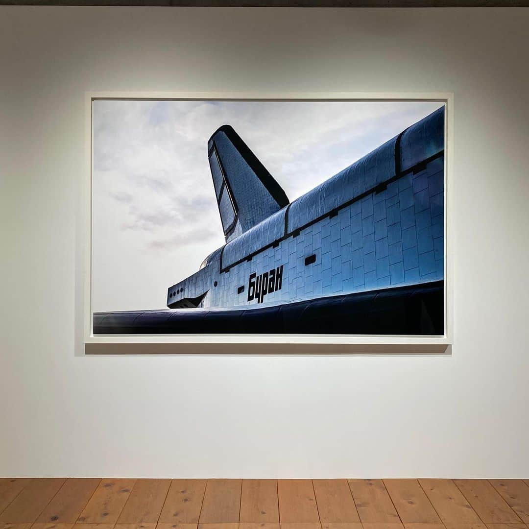 林信行さんのインスタグラム写真 - (林信行Instagram)「人生賭け敗れた夢、新しい夢  FAILURE SATOSHI TAKAMATSU 9/4-27  カップヌードルやコカコーラが宇宙で撮影したCMを放映してるのを覚えている人も多いだろう。あのCMを企画した代理店のクリエイター、高松聡さん、夢は宇宙飛行士で、CM制作の後、サラ・ブライトマンのバックアップクルーとして自らも宇宙へと旅立つはずだった。 ロシアの許されたものだけが入れる軍事施設、星の街で宇宙飛行士となるべく厳しい訓練を受け宇宙を目指していたが、訓練が厳しさを増していたある日、サラ・ブライトマンが姿を消し宇宙への旅を取りやめたことを発表。 それに合わせてバックアップクルーもお役御免となる。しかし、宇宙飛行士の夢を捨てられず、既に数億円の私財を投じていた高松は訓練を最後まで受けさせてくれと懇願し、なんとか訓練は続いた。  どうせ宇宙に行くことはない相手に、対して態度を豹変させる訓練スタッフ。それでも高松は訓練を続ける。やがて乗るはずだったソユーズの別の船長が決まり、それに合わせて高松は正式にソユーズ乗組員から外される。そうしてなんとか訓練を終え修了証を受けとるが、後でその内容を翻訳してもらうと「宇宙飛行士と認める」の一文は削除されていたことがわかる。宇宙に旅立つ能力の習得は認めるが、宇宙に行かない以上、宇宙飛行士としては認められないというわけだ。 高松は元々、写真家としての教育を受けておりサラ・ブライトマン失踪の頃から星の街の写真を撮り始めていたが、この頃から宇宙飛行士の資格を持つものだけが撮れる場所にも立ち入り本格的に星の街の写真を撮り始めていた。  あまり知られていないロシア版のスペースシャトルや搬送されるロケット、宇宙飛行士たちが今まさに乗り込むロケットの至近写真。 これまでちゃんとした写真の教育を受けた人間が宇宙に旅立ったことはなく、それだけに星の街のちゃんとした写真もなかったと高松は言う。 星の街を訪れた頃は、ただ漠然と宇宙飛行士を目指していたが、やがて彼の中に写真家として宇宙に旅立ち、これまでにない高解像度の映像美で宇宙から見た地球を捉えて大型の表示装置で見せれば、これまで以上に多くの人がその美に感動するはずだと宇宙写真家になることを目指し始める。 聞けば、空きができた際に搭乗する民間宇宙飛行士募集のプロジェクトにも応募し、第一搭乗権を持つグーグル共同創業者セルゲイ・ブリンに次ぐ2番目の権利を手にしているという。 「失敗」をテーマにした今回の展覧会は、そんな高松の新たな夢への出発の第一歩でもあるという。 2つある映像作品の2つ目はかなり心を打つので必見だ。 世界にこんな場所があり、こんな挑戦もあるのだということを知るためにも見ておいて損はない展覧会だ。  宇宙を目指した男の「失った夢」と「発見した夢」 FAILURE SATOSHI TAKAMATSU 9/4-27 SPACE FILM GALLERY (表参道 246沿いの旧Brooks Brotherのビルの2階 北青山3-5-6)」9月4日 7時49分 - nobihaya