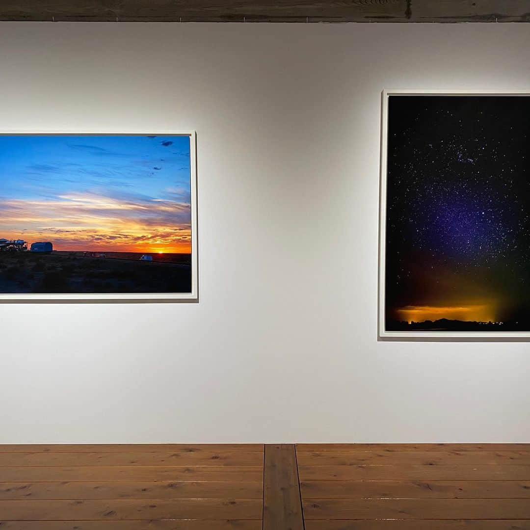 林信行さんのインスタグラム写真 - (林信行Instagram)「人生賭け敗れた夢、新しい夢  FAILURE SATOSHI TAKAMATSU 9/4-27  カップヌードルやコカコーラが宇宙で撮影したCMを放映してるのを覚えている人も多いだろう。あのCMを企画した代理店のクリエイター、高松聡さん、夢は宇宙飛行士で、CM制作の後、サラ・ブライトマンのバックアップクルーとして自らも宇宙へと旅立つはずだった。 ロシアの許されたものだけが入れる軍事施設、星の街で宇宙飛行士となるべく厳しい訓練を受け宇宙を目指していたが、訓練が厳しさを増していたある日、サラ・ブライトマンが姿を消し宇宙への旅を取りやめたことを発表。 それに合わせてバックアップクルーもお役御免となる。しかし、宇宙飛行士の夢を捨てられず、既に数億円の私財を投じていた高松は訓練を最後まで受けさせてくれと懇願し、なんとか訓練は続いた。  どうせ宇宙に行くことはない相手に、対して態度を豹変させる訓練スタッフ。それでも高松は訓練を続ける。やがて乗るはずだったソユーズの別の船長が決まり、それに合わせて高松は正式にソユーズ乗組員から外される。そうしてなんとか訓練を終え修了証を受けとるが、後でその内容を翻訳してもらうと「宇宙飛行士と認める」の一文は削除されていたことがわかる。宇宙に旅立つ能力の習得は認めるが、宇宙に行かない以上、宇宙飛行士としては認められないというわけだ。 高松は元々、写真家としての教育を受けておりサラ・ブライトマン失踪の頃から星の街の写真を撮り始めていたが、この頃から宇宙飛行士の資格を持つものだけが撮れる場所にも立ち入り本格的に星の街の写真を撮り始めていた。  あまり知られていないロシア版のスペースシャトルや搬送されるロケット、宇宙飛行士たちが今まさに乗り込むロケットの至近写真。 これまでちゃんとした写真の教育を受けた人間が宇宙に旅立ったことはなく、それだけに星の街のちゃんとした写真もなかったと高松は言う。 星の街を訪れた頃は、ただ漠然と宇宙飛行士を目指していたが、やがて彼の中に写真家として宇宙に旅立ち、これまでにない高解像度の映像美で宇宙から見た地球を捉えて大型の表示装置で見せれば、これまで以上に多くの人がその美に感動するはずだと宇宙写真家になることを目指し始める。 聞けば、空きができた際に搭乗する民間宇宙飛行士募集のプロジェクトにも応募し、第一搭乗権を持つグーグル共同創業者セルゲイ・ブリンに次ぐ2番目の権利を手にしているという。 「失敗」をテーマにした今回の展覧会は、そんな高松の新たな夢への出発の第一歩でもあるという。 2つある映像作品の2つ目はかなり心を打つので必見だ。 世界にこんな場所があり、こんな挑戦もあるのだということを知るためにも見ておいて損はない展覧会だ。  宇宙を目指した男の「失った夢」と「発見した夢」 FAILURE SATOSHI TAKAMATSU 9/4-27 SPACE FILM GALLERY (表参道 246沿いの旧Brooks Brotherのビルの2階 北青山3-5-6)」9月4日 7時49分 - nobihaya