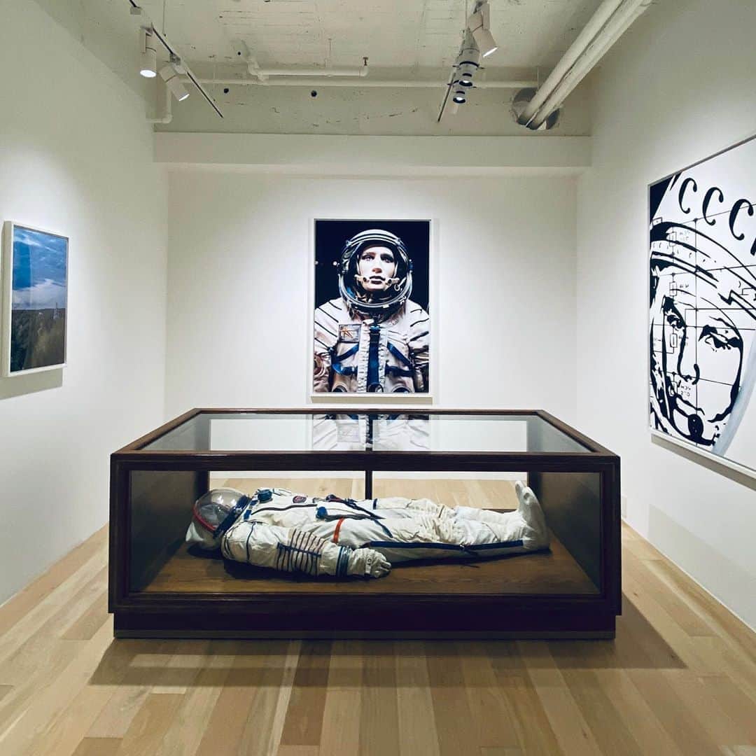 林信行のインスタグラム：「人生賭け敗れた夢、新しい夢  FAILURE SATOSHI TAKAMATSU 9/4-27  カップヌードルやコカコーラが宇宙で撮影したCMを放映してるのを覚えている人も多いだろう。あのCMを企画した代理店のクリエイター、高松聡さん、夢は宇宙飛行士で、CM制作の後、サラ・ブライトマンのバックアップクルーとして自らも宇宙へと旅立つはずだった。 ロシアの許されたものだけが入れる軍事施設、星の街で宇宙飛行士となるべく厳しい訓練を受け宇宙を目指していたが、訓練が厳しさを増していたある日、サラ・ブライトマンが姿を消し宇宙への旅を取りやめたことを発表。 それに合わせてバックアップクルーもお役御免となる。しかし、宇宙飛行士の夢を捨てられず、既に数億円の私財を投じていた高松は訓練を最後まで受けさせてくれと懇願し、なんとか訓練は続いた。  どうせ宇宙に行くことはない相手に、対して態度を豹変させる訓練スタッフ。それでも高松は訓練を続ける。やがて乗るはずだったソユーズの別の船長が決まり、それに合わせて高松は正式にソユーズ乗組員から外される。そうしてなんとか訓練を終え修了証を受けとるが、後でその内容を翻訳してもらうと「宇宙飛行士と認める」の一文は削除されていたことがわかる。宇宙に旅立つ能力の習得は認めるが、宇宙に行かない以上、宇宙飛行士としては認められないというわけだ。 高松は元々、写真家としての教育を受けておりサラ・ブライトマン失踪の頃から星の街の写真を撮り始めていたが、この頃から宇宙飛行士の資格を持つものだけが撮れる場所にも立ち入り本格的に星の街の写真を撮り始めていた。  あまり知られていないロシア版のスペースシャトルや搬送されるロケット、宇宙飛行士たちが今まさに乗り込むロケットの至近写真。 これまでちゃんとした写真の教育を受けた人間が宇宙に旅立ったことはなく、それだけに星の街のちゃんとした写真もなかったと高松は言う。 星の街を訪れた頃は、ただ漠然と宇宙飛行士を目指していたが、やがて彼の中に写真家として宇宙に旅立ち、これまでにない高解像度の映像美で宇宙から見た地球を捉えて大型の表示装置で見せれば、これまで以上に多くの人がその美に感動するはずだと宇宙写真家になることを目指し始める。 聞けば、空きができた際に搭乗する民間宇宙飛行士募集のプロジェクトにも応募し、第一搭乗権を持つグーグル共同創業者セルゲイ・ブリンに次ぐ2番目の権利を手にしているという。 「失敗」をテーマにした今回の展覧会は、そんな高松の新たな夢への出発の第一歩でもあるという。 2つある映像作品の2つ目はかなり心を打つので必見だ。 世界にこんな場所があり、こんな挑戦もあるのだということを知るためにも見ておいて損はない展覧会だ。  宇宙を目指した男の「失った夢」と「発見した夢」 FAILURE SATOSHI TAKAMATSU 9/4-27 SPACE FILM GALLERY (表参道 246沿いの旧Brooks Brotherのビルの2階 北青山3-5-6)」