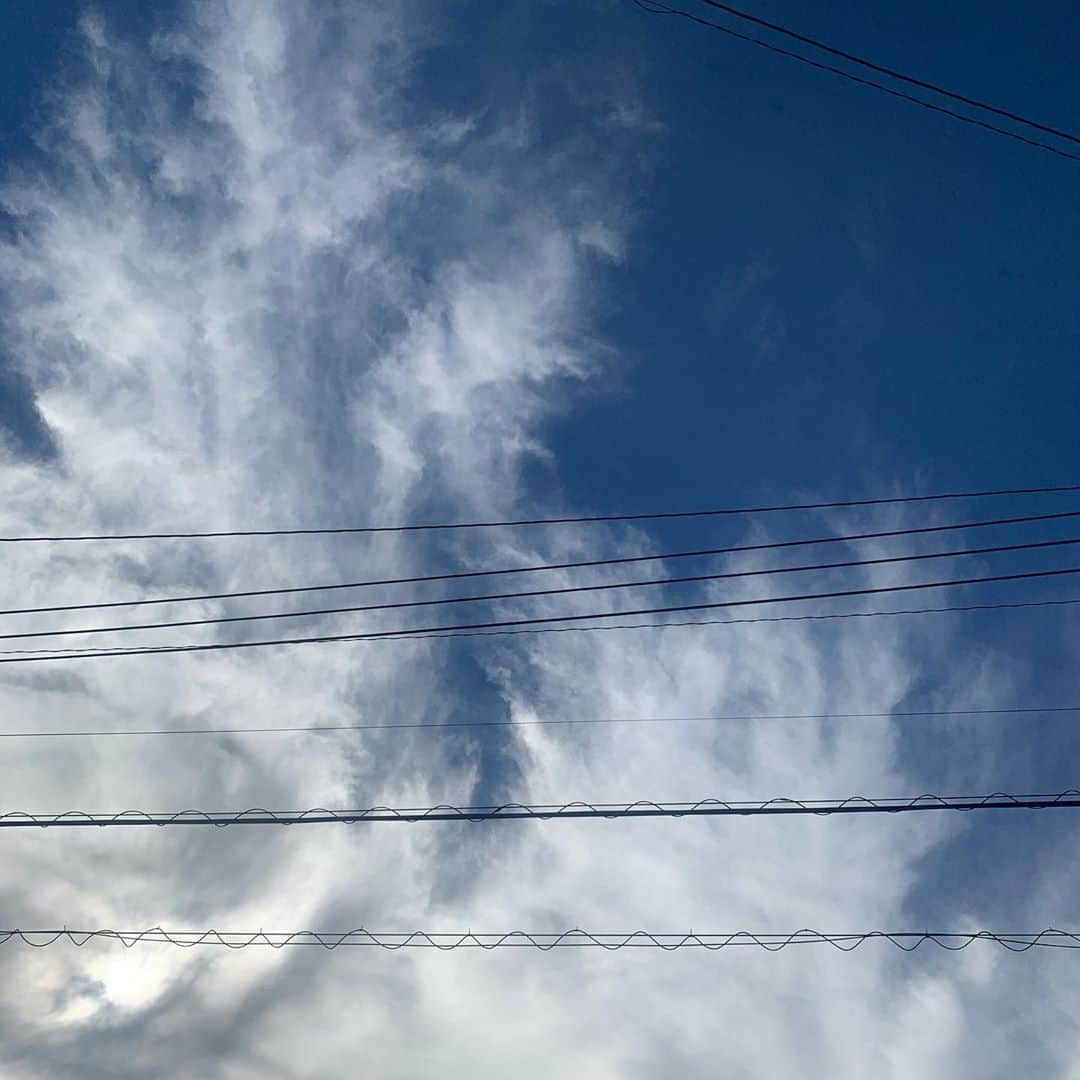 宙也さんのインスタグラム写真 - (宙也Instagram)「白い雲。青い空。送電線はまっすぐだ。」9月4日 7時52分 - chuya_aquarius