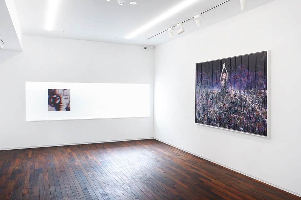 のインスタグラム：「本日、いよいよ個展スタート！！  昨日は明日からスタートする個展に先駆けて、一足早くvipのお客様に見て頂きました。 凄い沢山の方々が最大限に気をつけながら駆けつけて下さり順番に見て頂きましたが、本当に大盛況で嬉しかったです。2020年のこのタイミングだからこそ今しか出来ない作品群が発表出来た事、大変嬉しく思います。  バーチャルなものが神話化される危うさがありつつ、想像と現実の境がなくなってきている今、バーチャルなものに愛しさを感じる事の意味は..  既に半分の作品は素敵なコレクターの皆さんのコレクションになる事が決まりました。海外からも問い合わせ頂いてます✨作品にご興味ある方は是非ギャラリーにお問い合わせ下さい✨ 本当にありがとうございます。  是非皆様お越し下さい^_^  #清川あさみ #糸とCGの融合 #asamikiyokawa #imma  #aiと人間の共存  #手と機会 #混ざり合う瞬間 #AIと人間   展覧会概要 清川あさみ  Asami Kiyokawa 『imma』 会場：フィリップス東京（東京都港区六本木6-6-9ピラミデビル4F） 会期：2020年9月4日（金） - 9月26日（土）時間：月-土 12:00-17:00  日祝 休」