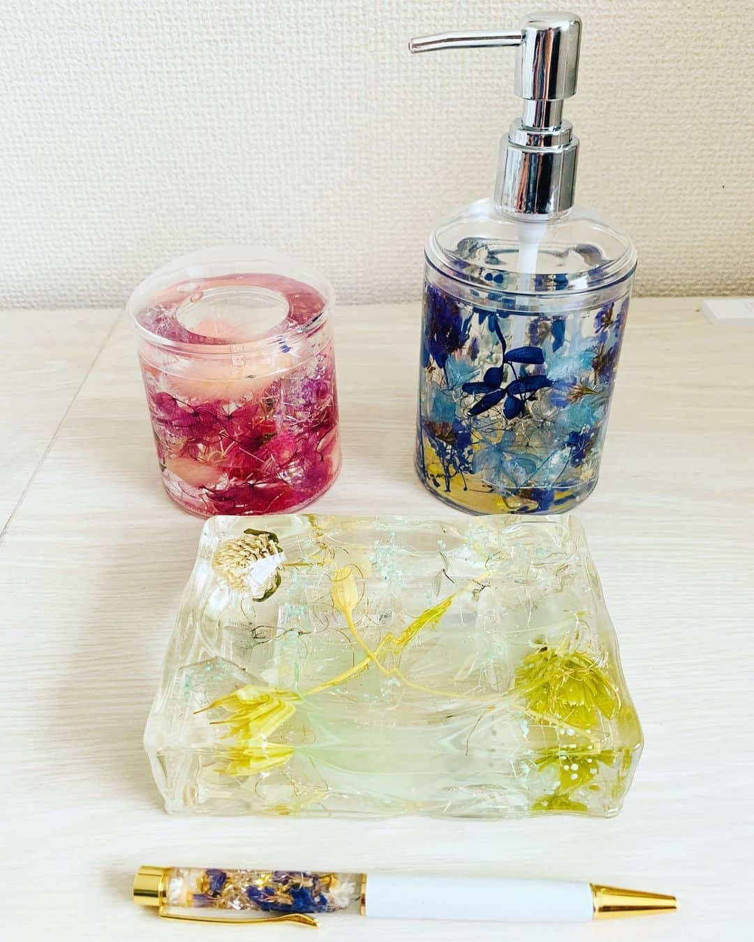 のインスタグラム：「【ハーバリウムエブリディアーティスト👩‍🎨の資格を取得しました✨】 . . 今、雑誌やメディアなどに取り上げられ、自己肯定感の本を何冊も出版されている中島輝さん　(@nakashimateru )が開講されているtorieで受けさせて頂きました🎶 ご本人には、お会い出来なかったのですが、 教えて下さったひろせようこさんにお話しを伺って、 とても素敵な方なんだろうなと思い、益々興味が沸きました✨ . . 座学を教えて頂いた後に、 日常で使える . ＊小物入れ ＊ソープディッシュ ＊ソープディスペンサー ＊ボールペン . の4作品を作りました🍀 . ハーバリウムを作る際に、 心理的な色の効果を教えて下さったり、生活を豊かにするアイテムとしての作品作りや、物づくりは 右脳と左脳を使うので、脳の活性化にも効果があるなど、色々な事を教えて頂きました✨ . . 一般的なハーバリウムの資格取得より、作る際の付加価値をより一層知る事が出来て、資格を取りに来たのにとても楽しくて、終わった後心もすっきりとした気持ちになっていました✨ . . 6時間もの講習だったのに疲れた感じも無くて、 心が満たされた感覚があって、受けて良かったなと思いました✨ ハーバリウム以外にもたくさん受講が出来るので、 興味がある方は是非受講してみて下さい✨ . . HP: https://toriestyle.com/ . . #ハーバリウム #アーティスト #ハーバリウムアーティスト #花 #ドライフラワー #自己肯定感 #自己肯定感を高める #和アーティスト #生活を豊かに #素敵な時間」