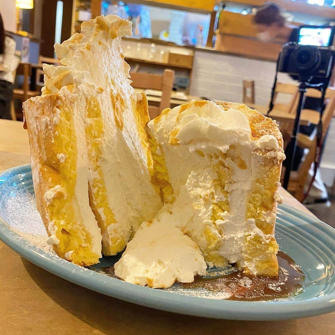 4meee!さんのインスタグラム写真 - (4meee!Instagram)「﻿ ﻿ ＼パンケーキの次はロールケーキかも？／﻿ ﻿ 渋谷の巨大ロールケーキ🤩﻿ ﻿ 渋谷にある松濤カフェの【松濤ロールケーキ】がインパクトすごすぎ！って話題♡﻿ ・﻿ ﻿ S、M、Lの3サイズから選べるロールケーキ🤤﻿ Lサイズはなんと縦横両方とも10センチあるんだとか！💡﻿ 中には特製ホイップがたーっぷり♡﻿ ・﻿ 追加で上に生クリームやキャラメルソースをトッピングできます！﻿ トッピングの種類も沢山あって自分好みにカスタマイズできるんです。﻿ ・﻿ パンケーキの次のトレンドはロールケーキかも♡﻿ ．﻿ ﻿ ﻿❣️ ﻿Photo by　﻿﻿ @sweets_megane ﻿ ﻿﻿ ﻿﻿ 流行りのアイテムやスポットには　@4meee_com をタグ付けして投稿してください🎀﻿﻿ .﻿ #4MEEE#フォーミー#アラサー女子#女子力向上委員会﻿ #japanesesweets #japansweets #japancafe #tokyocafe #tokyosweets  #hungryintokyo ﻿ #スイーツ #東京カフェ #渋谷 #渋谷カフェ #渋谷スイーツ #松濤カフェ #ロールケーキ #インスタ映えスイーツ #ユーチューバー #カフェ巡り #スイーツ部 #スイーツ好きな人と繋がりたい #カフェ好きな人と繋がりたい」9月4日 7時59分 - 4meee_com