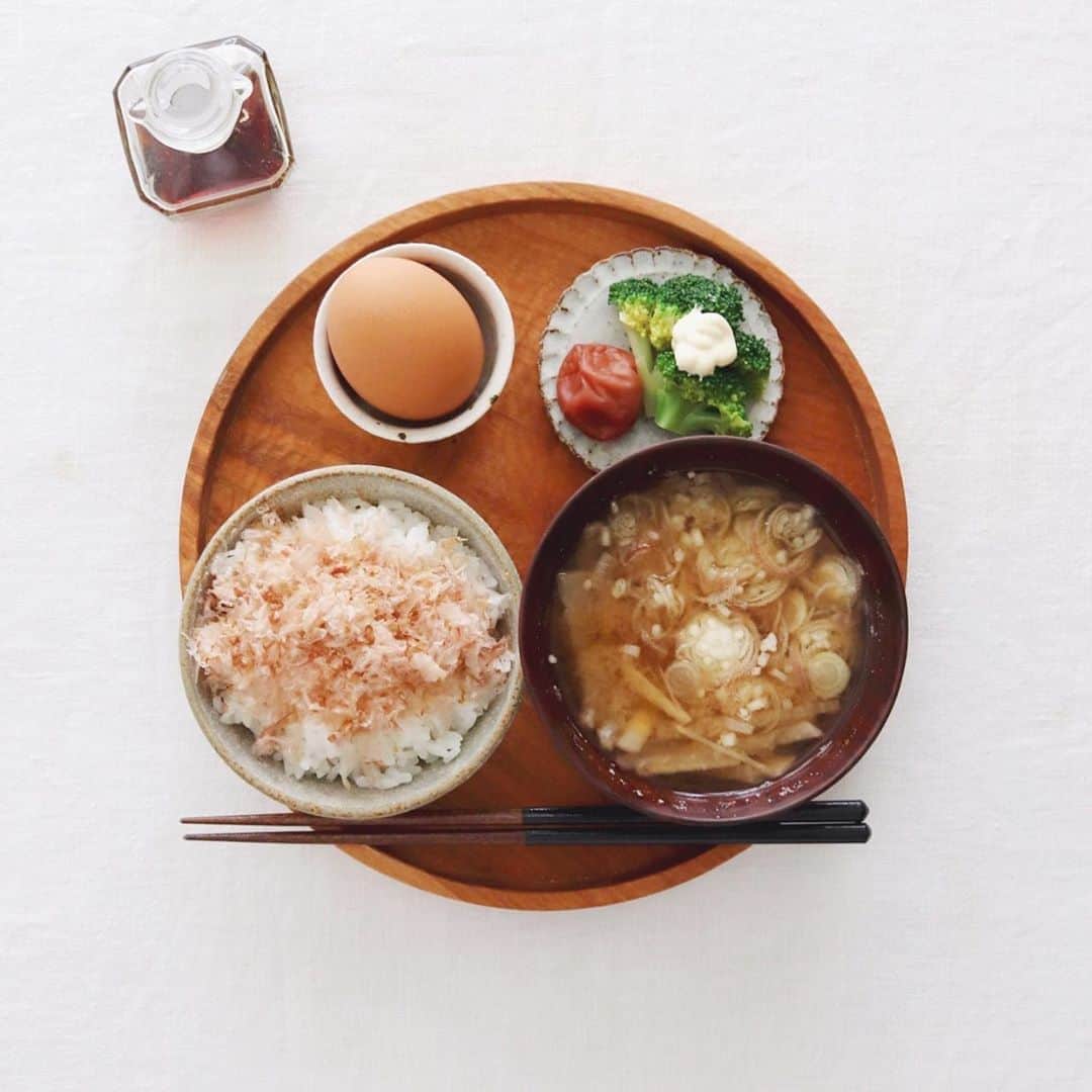 のインスタグラム：「Today's breakfast . 久しぶりの和朝食で、 ねこまんま、卵、梅、 茗荷と大根の味噌汁、 ブロッコリーにマヨ。 地味においしい朝食。 . . . #ねこまんま #味噌汁 #梅干 #ブロッコリー #生卵 #朝食 #朝ごはん #tkg #Japanesebreakfast #japanesefood」
