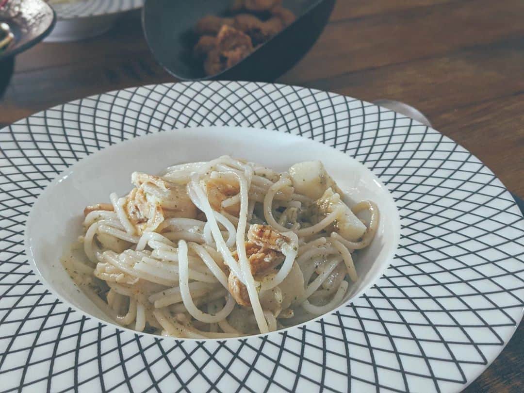 藤田敦子のインスタグラム：「【#blendakitchen 】 Lunch ✔︎海鮮ジェノベーゼ ✔︎ソイミート唐揚げ ✔︎ベビーリーフサラダ ㅤ 玄米パスタと白米パスタを混ぜてみたが 白米パスタのおいしさにやられました🙏 パスタが美味しすぎて…🤤 @usagifarm_ai のバジルペーストと @otuna.tuna も入れてみたよ😘 久々の家ごはん、うれしい！ ㅤ ソイミート唐揚げは、Greens vegetarianで購入したもので すでに味がついていて、あげるだけなの。 味も美味しいし、うちの唐揚げはしばらくこれだな😘」