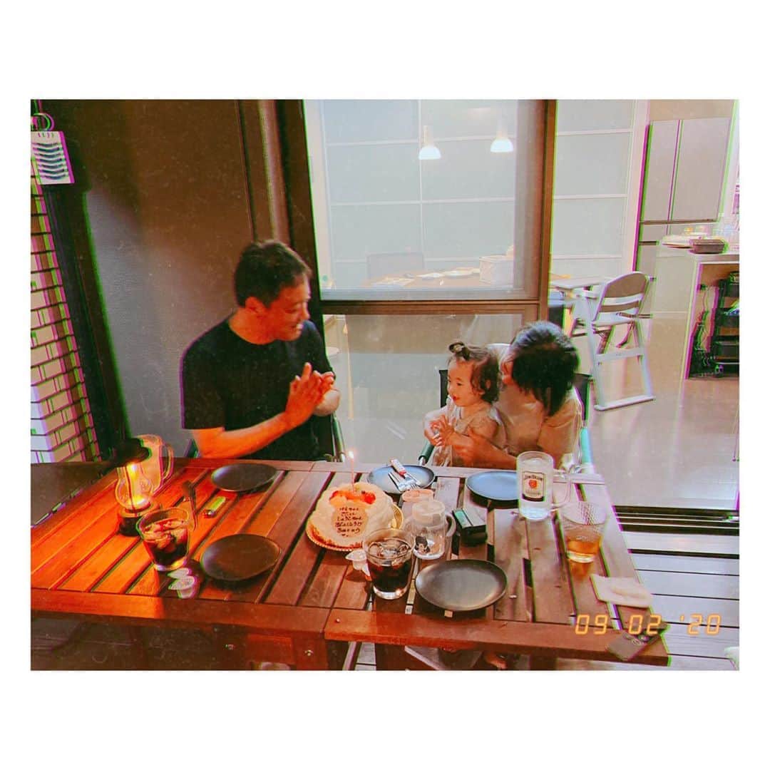 のインスタグラム：「一歳のお祝いを改めてじーじばーばが準備してくれていたよ🎂ありがとう😊 物凄く幸せそうな父母。 小学生になったら夏休みとか一人で香川に遊びに行くようになったりするのかなぁー♪ ・ ・  #おやばか部  #親バカ  #1歳　#女の子ベビー  #新米ママ #女の子のママ #女の子ママ #1yearsold  #赤ちゃんのいる暮らし #赤ちゃんのいる生活 #ままのて #ベビーグラム  #赤ちゃんとママ #ベビー #親バカ部 　#成長記録　#育児記録 #コドモノ #ママリ #ベビライフ #ベビメモリ  #ベビスタグラム #ママカメラ #ベビフル　#誕生日会　#孫 #孫バカ #孫は可愛い #香川旅行 #おじいちゃんおばあちゃん」