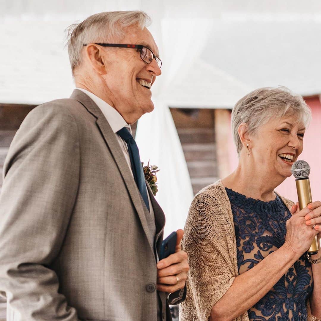 エミリー・スワローのインスタグラム：「I am one of the unspeakably blessed ones who grew up in the embrace of parents who had an incredible marriage.  I love this shot from my own wedding; the joy on their faces tells you everything you need to know.  Today they celebrate FIFTY-FOUR YEARS of marriage, and I admire them more than ever as they weather the storms life is throwing at them. ❤️ Happy Anniversary, Ma and Pa Swallz.」