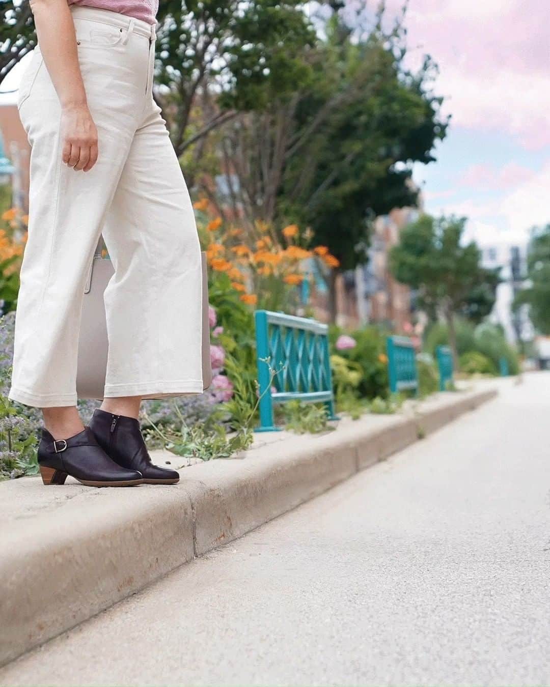 ダンスコのインスタグラム：「Our ideal fall bootie: comfortable, stylish and available now. Shop Darbie on our website!」