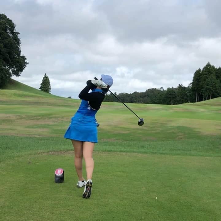 のインスタグラム：「最近のドライバー事情🏌️‍♀️ 結局もともと使っていたxxioに戻り、3横指程短く握って振っています！  まだまだだけれど大分ミスが減ってきてチョロや90ydのテンプラ、右ペラなどの大ミスはなくなりました🐳✨  ① nice shot 良いショットの時はフィニッシュの納まりも良い◎  ② 右slice トップで左手首が背屈してしまってフェースが開いてるのでslice△ それでも飛距離はそこそこ出てるので○  ③ 明治の大砲 打ち上げのロケーションにまんまとやられてしゃくってしまったけれど、これも飛距離はまずまずでした○  球が散らかるけれど、ボールが捕まる様になってきてミスしてもある程度飛んでくれる様になったのは成長の証🙌  #ティーショット #ドライバー #driver #上手くなりたい  #女子ゴルフ  #ゴルフ女子  #ゴルフ男子  #ゴルフ愛  #ゴルフバカ  #ゴルファー　 #golfrange  #golflife  #golfer  #golf  #골프  #กอล์ฟ  #golfstagram  #instagolf」