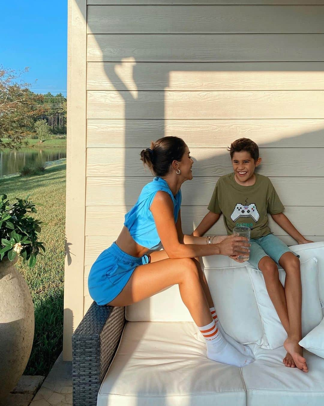 Camila Coelhoさんのインスタグラム写真 - (Camila CoelhoInstagram)「Golden hour ✨ (getting some nephew time - he is getting so big 💙) #ootd  ————— Fim de tarde (aproveitando meu sobrinho que tá quase do tamanho da titia 😆💙) #cozy」9月4日 8時31分 - camilacoelho