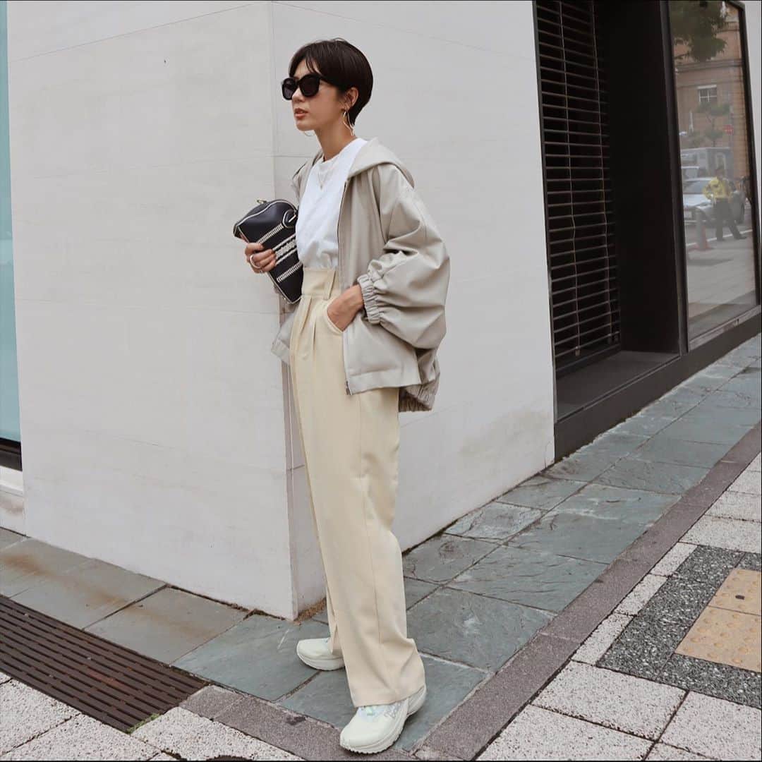 のインスタグラム：「このトーンがこの秋の気分でもある🤤💭 * grayish ivoryのエコレザーJKにクリームカラーのパンツ🤤🍂 * 明日からPRE  ORDER するこのJK、ほんっとに360度かわいくてカッコいいんです！ * ジップやポケットの裏地まで拘った秋アウター！ * 実は去年から温めていたものです🍂 * 色違いのブラックもまた紹介させてください！ * そして、本日12:00より　@machatt_  のアカウントにてinsta liveをするので是非ご参加頂けると嬉しいです☺︎ * 新作へいつも沢山のコメントやDMありがとうございます🙏🤍 * では、おやすみなさい🌙 * #MACHATT #masaco服」