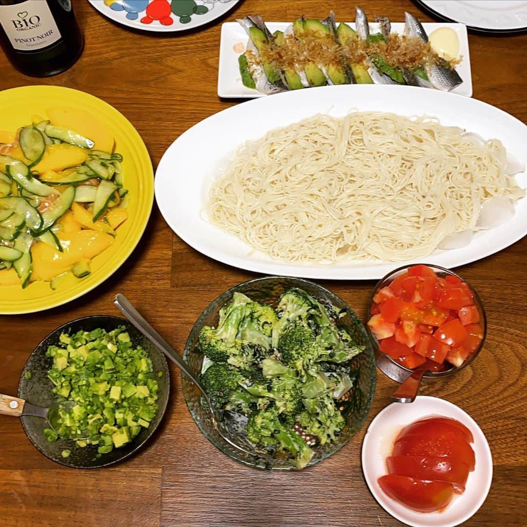 のインスタグラム：「夏飯。  #西山食堂 #お好みダレdeそーめん （めんつゆ、ごまダレ、バジルソース、） #お好みトッピング （ネギアボカド、トマト） #ブロッコリーのゴママヨサラダ （わかめご飯の素活用） #子肌とアボカドの和プレーゼ （順番に並べてすりごま鰹節かけてお醤油パラつかせる） #マンゴーとサーモンdeサラダ （オリーブ油、トリュフ塩、ブラックペッパー、おしょうゆでシャカ）  結局お肉を二刀流で焼きまして。 月を掴んで終えました。  #ぐんもです」