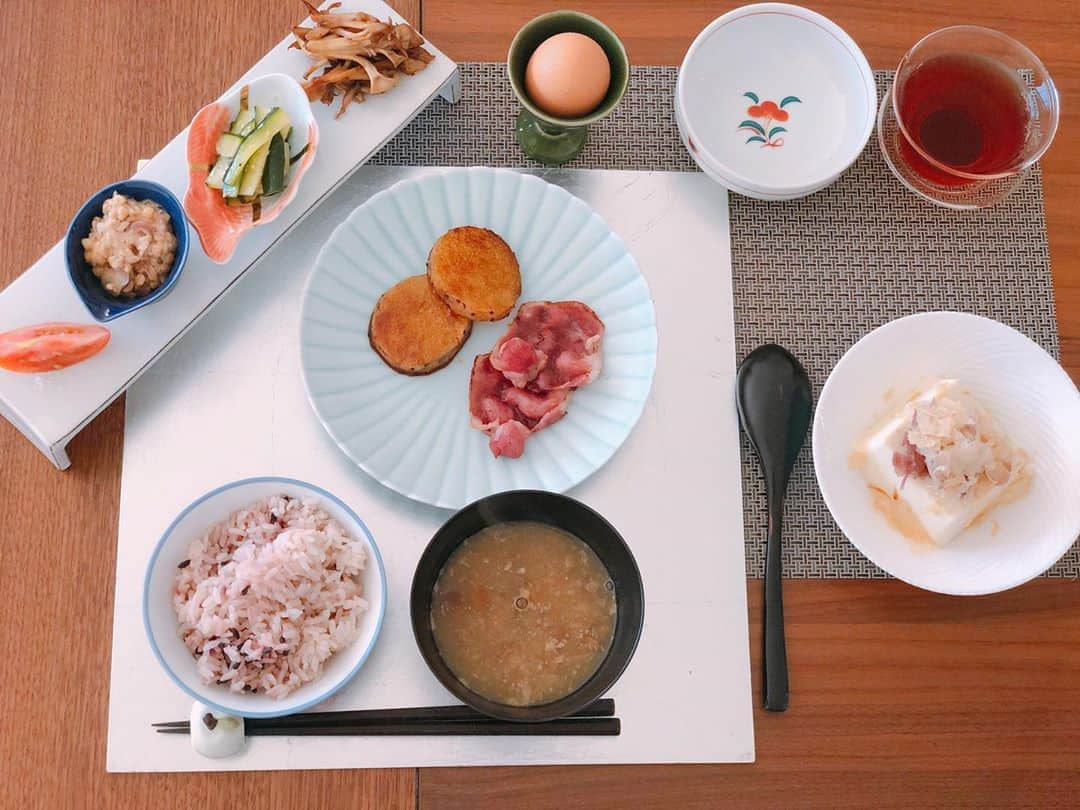 英玲奈さんのインスタグラム写真 - (英玲奈Instagram)「#今日の朝ご飯 #夫の朝ご飯 #黒米とアマランサス入りご飯  #なめこの味噌汁 #長芋の照り焼き #炙りハム #冷奴 #トマト #納豆 #ズッキーニナムル #舞茸のバターポン酢 #卵  #ていねいな暮らし #季節を感じる暮らし#からだにいいこと#料理 #からだにやさしいごはん #おうちごはん#夫の健康守りたい#10年後の健康の為に#無添加#無化調#オーガニック#低gi #美腸活#趣味生活#料理家#erenakitchen」9月4日 8時38分 - erena_erenyan