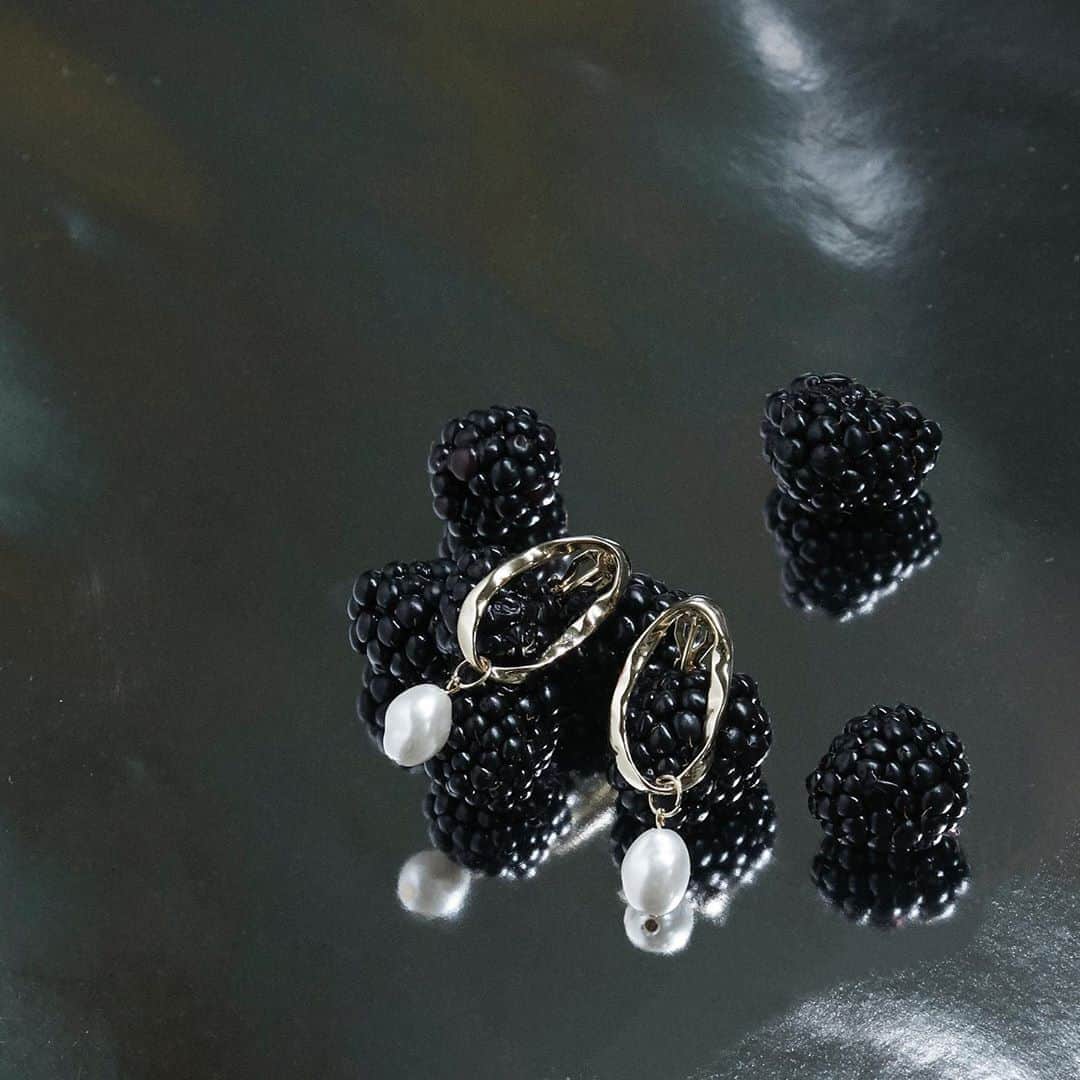 のインスタグラム：「【JILLSTUART SEPTEMBER 2020】﻿ LOLES EARRING 092-0295008 ¥6,000+tax  #jillstuart ﻿ #jillstuart_jp ﻿ #2020aw ﻿#autumn #winter  #dark #romantic  #newarrivals」