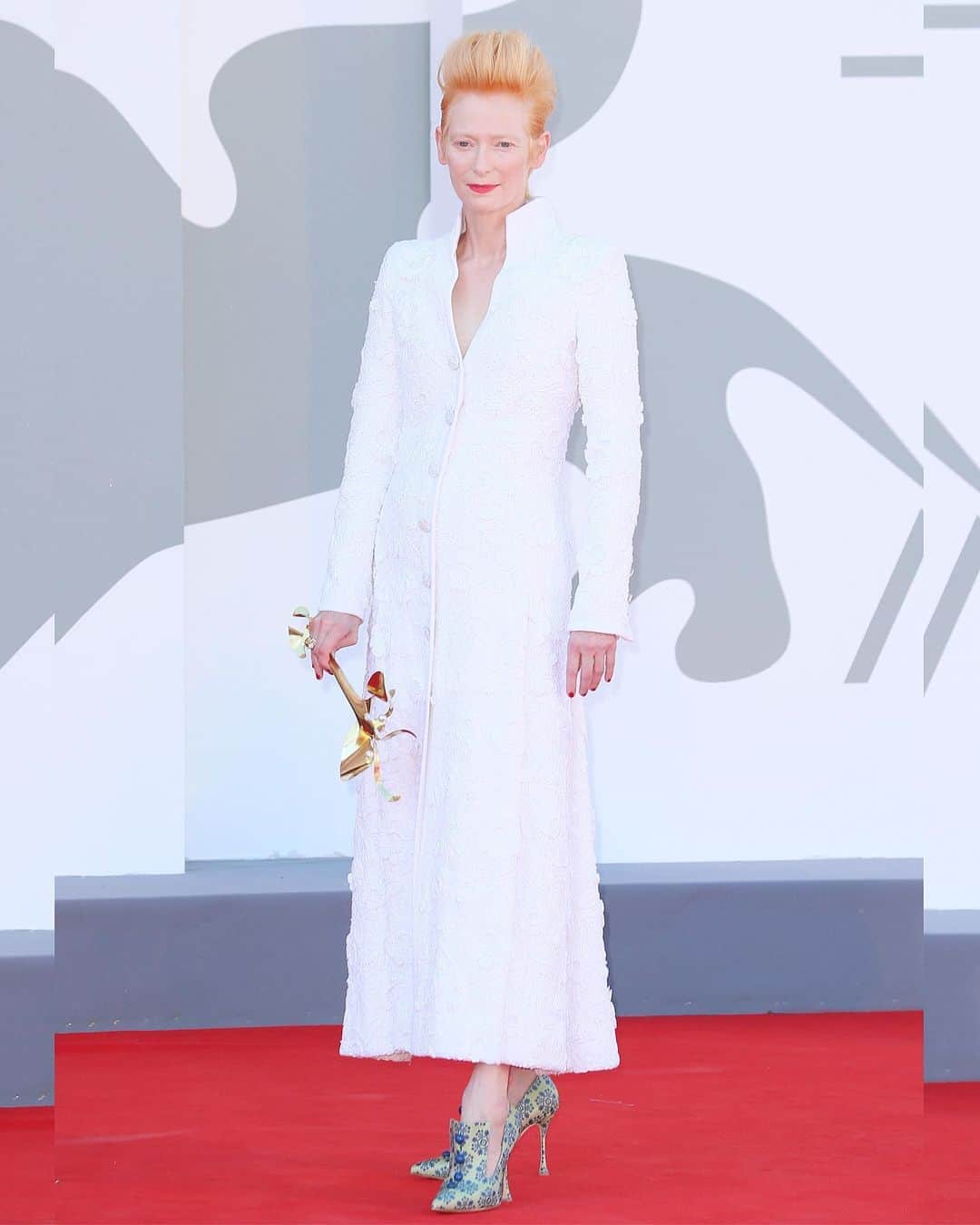 Just Jaredさんのインスタグラム写真 - (Just JaredInstagram)「Tilda Swinton wore three chic looks at the Venice Film Festival on Thursday while promoting her short film. She wore a white @chanelofficial look at the premiere and the other two outfits are by @h.a! #TildaSwinton #Chanel #HaiderAckermann #VeniceFilmFestival Photos: Getty」9月4日 8時48分 - justjared