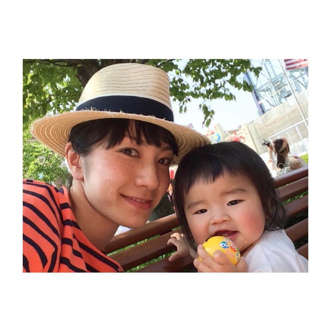 のインスタグラム：「🧖🏻‍♀️ お肌の事。 ご質問頂いてたので。  小さな頃から顔全体そばかすがありました。 (写真1〜2枚目) そばかすにプラスして 直径1cmくらいのシミも ちらほらにありました。 そばかすはレーザーの#PTPトーニング 10回くらいでほぼ消えました。 シミは1回当ててテープを2週間くらい貼るタイプのレーザーで消しました。 PTPトーニングは毛穴引き締め効果や、 産毛の色素が抜けて透明になるので くすみもなくなるし 産毛の処理をしなくて済むので 肌に負担がかからず それも肌にとって良かったのかなと。 レーザーだけでは乾燥するので 美容液浸透の#ケアシス を併用してます。 そばかすは消えても 時間が経てばまた出てくるので 最低月1回はPTPトーニング+ケアシスは続けてます。 今まで肌を褒められる事が無かったので @w_clinic_ に通いだして ちゃんと続けといて良かったと心から思います。 30歳の時の肌より 確実に40歳目前の今の方が綺麗になったと 自分でも感じます。  そして最近炭酸パックに ハマってて 強炭酸パックの#カーボキシー パックの施術をした後の写真が3枚目。 ギュッ！ツルンッ！ってなります。  そばかす、シミ、肝斑etcによって 当てるレーザーの機械が 違うみたいなので カウンセリング必須です。  毎日日焼け止めも必ず、 基礎化粧品も何種類か 日によって使い分けてるので また基礎化粧品もUPします♡  @adachi_mayumi の 『いつまでもそばかすが可愛いと思ったら間違いやで👩🏻‍⚕️』 この一言が刺さりました笑 真由美さん、ありがとう♡ @w_clinic_  @wclinic_haabdream  @wclinic_lifestyle_shop」