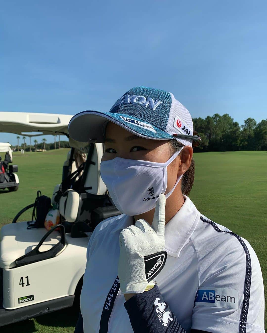 畑岡奈紗さんのインスタグラム写真 - (畑岡奈紗Instagram)「#admiralマスクが発売されました👏  マスクの上の部分使い捨てマスクのように柔らかいワイヤーみたいなのが入っていて、自分に合った形に変えられるのですごくフィットします。 そして、洗って使えるのでとてもエコ✨ 私も試合会場でクラブハウスに入る時、スコア提出の時は必ずマスク着用なので、使わせて頂いてます。 もちろん普段練習する時やお買い物に行く時使っています！  詳しくは @yamanigolf からチェックしてみてくださいね☺️  @admiral_official1914  @yamanigolf  #アドミラル #アドミラルゴルフ #アドミラルマスク #感染予防」9月4日 8時49分 - nasahataoka