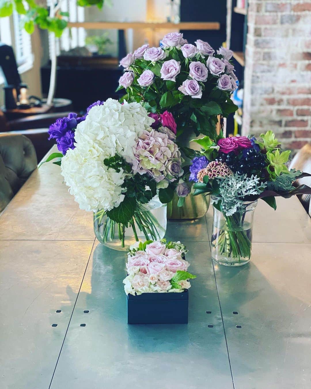 神崎恵さんのインスタグラム写真 - (神崎恵Instagram)「金曜日。 花に囲まれた今週。  最近三男が 「まま、おっきくなったらなにになるの？」と毎日のようにきいてくれます。 「なにになろうかなぁ？」と答えると、 「まま、おはなやさんがいいんじゃない？おはなだいすきでしょ？」と、かわいいアドバイスをくれます。 「にいちゃんはなにかな？」 お兄ちゃんたちの「おっきくなったら」も知りたいみたい😌 「おおきくなったらなにになる？」 いい言葉。  今日も元気に、いってらっしゃい。 いってきます☺︎」9月4日 8時51分 - megumi_kanzaki
