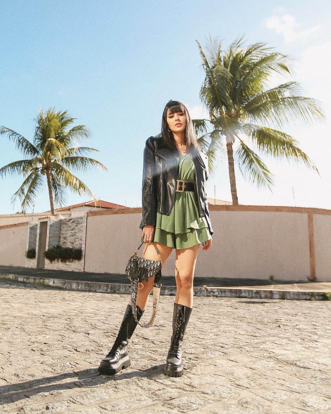 Gabriela Salesのインスタグラム：「Eu quando não sei escolher a foto kkk. Taca o álbum todo mesmo 😂. Com ou sem jaqueta???」
