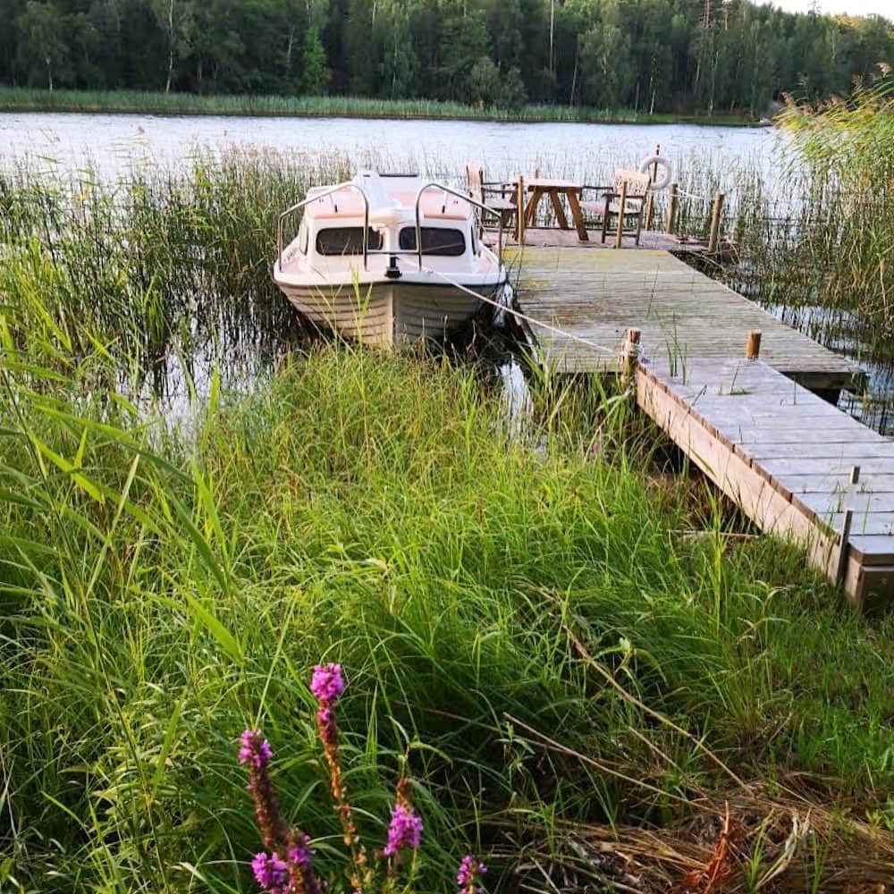 ecomfort（エコンフォート）さんのインスタグラム写真 - (ecomfort（エコンフォート）Instagram)「Swedish　Summer🇸🇪 第六回  スウェーデンには2エーカー（8,100㎡）以上の湖が 97,500もあるそうです🦢  ちなみに日本には100㎡以上の湖は、12,725個  スウェーデンの湖の多さが際立っています。  写真はビルギッタ・B・ビョルクの自宅から約15分の場所にある Sparren湖、散歩でよく訪れるそうです。  ボートはビルギッタの友人のもの🚣‍♂️  湖とボート、スウェーデンの夏景色でもあります。  2枚目の写真はビルギッタ　デザインのシャーンスンドです。  #エコンフォート #ecomfortHouse #サスティナブル #サスティナブルショップ #エコ　#サスティナブルな暮らし #暮らしを楽しむ #丁寧な暮らし #おうち時間をもっと快適に　#おうち時間をもっとたのしく #おうち時間 #テレワーク #リモートワーク #在宅勤務　#北欧 #今日の買い物が未来を変える #ホームデトックス」9月4日 9時03分 - ecomfort_eoct