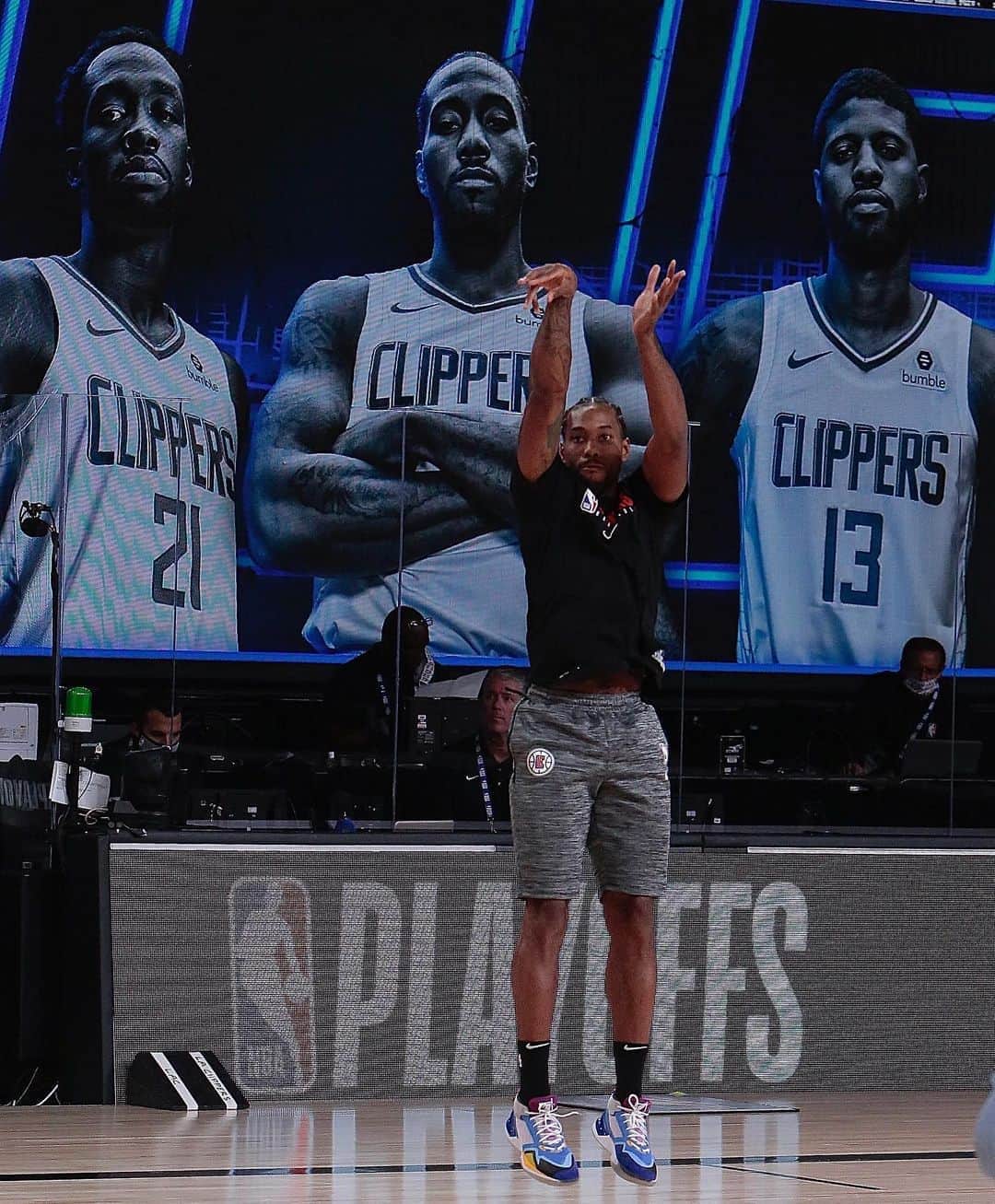 NBAさんのインスタグラム写真 - (NBAInstagram)「Kawhi prepares for the @laclippers/@nuggets series opener on TNT!  #WholeNewGame  #NBAPlayoffs」9月4日 8時59分 - nba