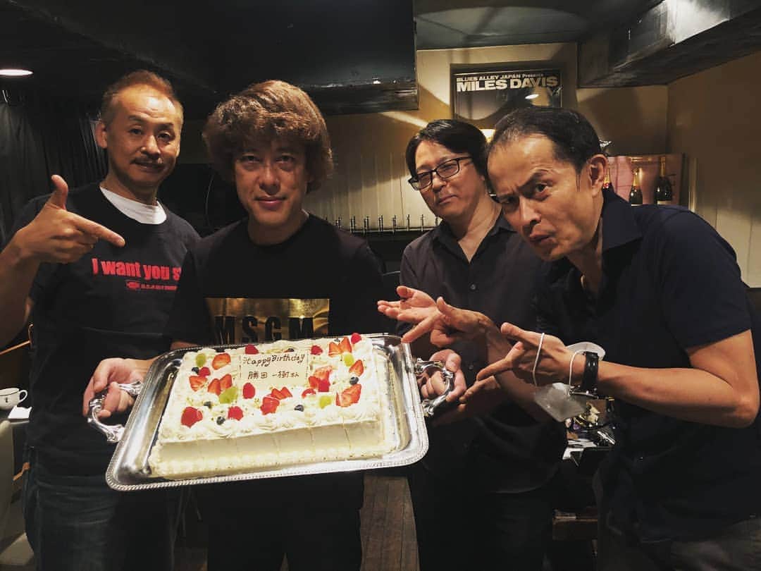 勝田一樹のインスタグラム：「昨日はご来場ありがとーございました✨　 とにかく吹きまくりましたー☀️ 楽しいバースデー🎁🎂ライブでした🎵 ジャパン飲みまくりー✴️ 54歳ですよー😱❕  #勝田一樹  #kazukikatsuta  #則竹裕之  #須藤満  #安部潤  #ブルースアレイ  #目黒ブルースアレイジャパン」