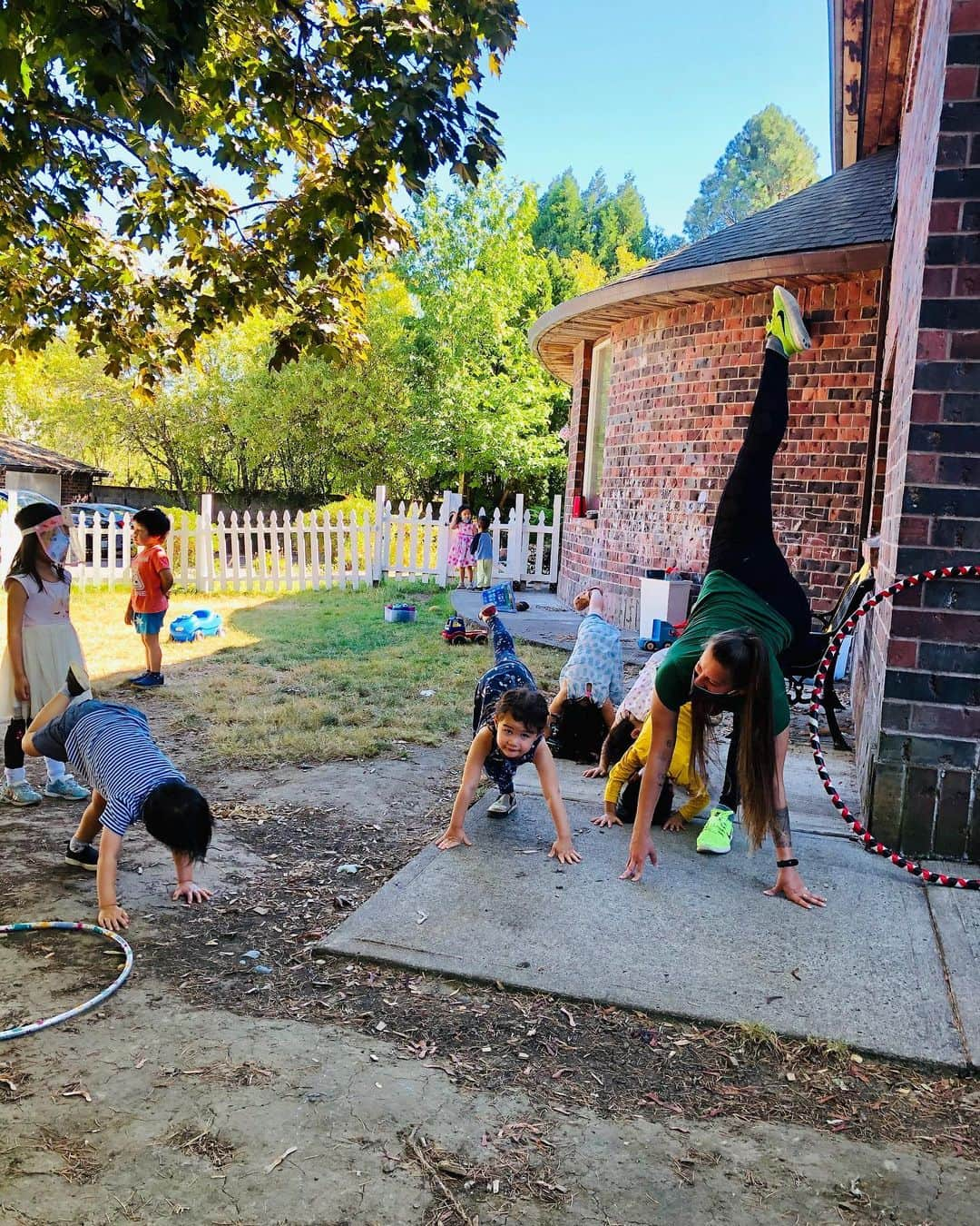 モルガーナ・ギマッキのインスタグラム：「A lot of love for these little ones! ♥️ #work #kids #love #me #mask #gym #flex #teacher #littlekids #angels #cute #cutekids #fun #play #run #gymnastics #rhythmic #rhythmicgymnastics #bambooschool  #happy #playtime #playtimefun #wearehappy #myloves #portland #oregon」