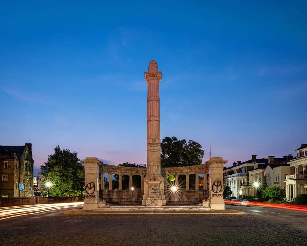 のインスタグラム：「Photo by Kris Graves @themaniwasnt  I The Former Jefferson Davis Memorial, Richmond, Virginia. This summer, the main sculpture was pulled down by protestors. Mayor Levar Stoney took it upon himself to start removing all other symbols from this Confederate sculpture and others placed throughout the city of Richmond. Only a few monuments remain within city limits. To view more of my work, please visit @themaniwasnt and @kgpnyc」