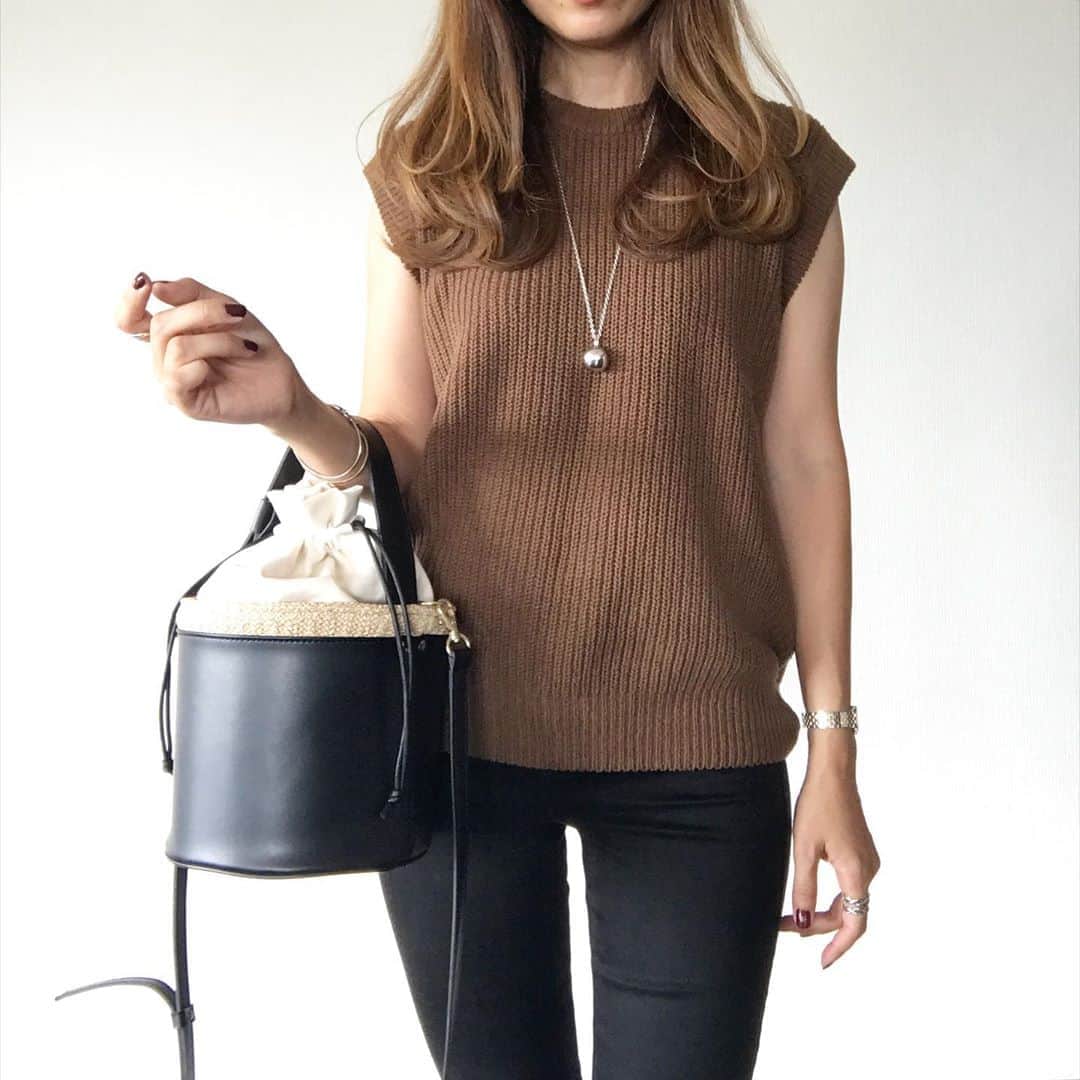 のインスタグラム：「* 🍂🍂🍂 brown × black…❤︎ 気付けば #上下ユニクロ コーデ。 * 前回postした @uniqlo メンズの #オーバーサイズクルーネックベスト、この深みのあるチョコレートブラウンとゆるシルエットが好き💕 * 今回の台風、心配ですね🌪💦 今日はバルコニーの椅子やテーブルの片付けです。 大事に至りませんように…。 * * knit & denim… @uniqlo @uniqlo_ginza bag… @dolce._official shoes… @chanelofficial necklace… @chieko6 * * * #outfitoftoday #mineby3mootd #uniqloginza2020fw #uniqloginza #uniqloコーデ #dolceコーデ #バケツバッグ #ゆるふわヘア #上下ユニクロ部 #ユニクロコーデ #ユニクロニット族 #ユニクロ購入品 #今日のコーディネート #シンプルコーディネート #ニットコーデ #大人女子コーデ #大人シンプルコーデ #アラフォーママコーデ #30代ファッション #ユニジョ #秋ファッション #秋コーディネート #メンズを着こなすユニジョ #ウルトラストレッチジーンズ #ユニクロ新作 #ユニクロデニム族 #ベストコーデ」