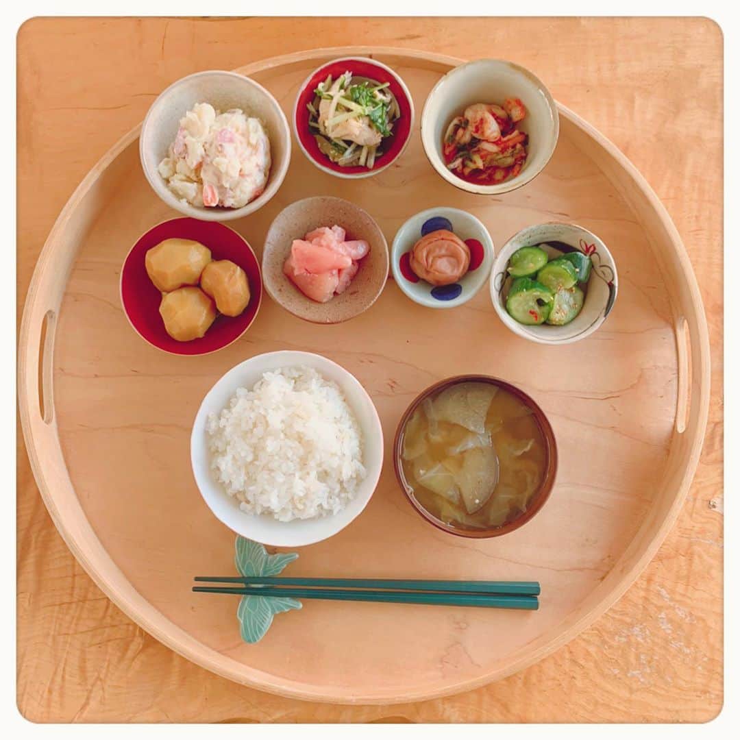 とよた真帆さんのインスタグラム写真 - (とよた真帆Instagram)「食欲がない朝は  目で頂く‥  お猪口や小鉢におかずをのせて楽しげに頂くのはいかがでしょう^_^  思い巡らすと 私の友人は野菜やお米を作っている方が多いです。皆さま、健康意識が高いのですね〜  お味噌はいつも取り寄せている @mannenya.miso   @miyoko_omomo  #大桃美代子 さんから頂いた古代米  @rika11kobayashi.ars  #小林里香 ちゃんから頂いたもち麦  @makiesonoyama  #園山真希絵 さんから頂いたお米  #maho  #mahostyle  #お米  #もち麦  #味噌  #japanesefood  #miso  #rice  #本日のオススメ」9月4日 9時14分 - maho_toyota