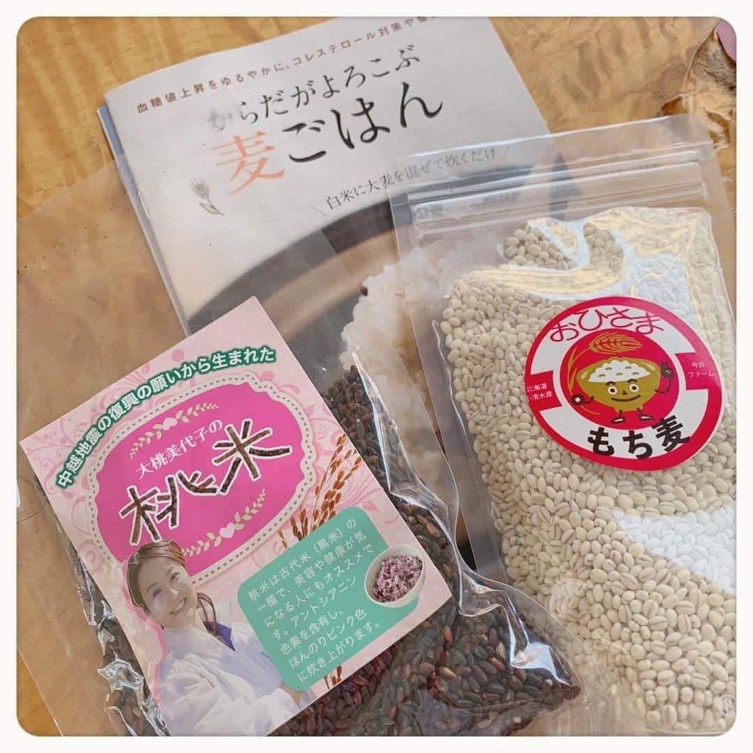 とよた真帆さんのインスタグラム写真 - (とよた真帆Instagram)「食欲がない朝は  目で頂く‥  お猪口や小鉢におかずをのせて楽しげに頂くのはいかがでしょう^_^  思い巡らすと 私の友人は野菜やお米を作っている方が多いです。皆さま、健康意識が高いのですね〜  お味噌はいつも取り寄せている @mannenya.miso   @miyoko_omomo  #大桃美代子 さんから頂いた古代米  @rika11kobayashi.ars  #小林里香 ちゃんから頂いたもち麦  @makiesonoyama  #園山真希絵 さんから頂いたお米  #maho  #mahostyle  #お米  #もち麦  #味噌  #japanesefood  #miso  #rice  #本日のオススメ」9月4日 9時14分 - maho_toyota