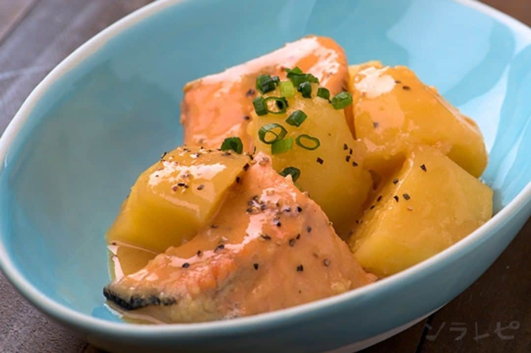 ソラレピさんのインスタグラム写真 - (ソラレピInstagram)「ジャガイモと鮭の味噌バター煮 Boiled potatoes and salmon with miso butter . バターを加えることで、コクがあってまろやかな味わいになります✴️ 鮭と味噌バターの味付けで、ご飯にも合う一品です❣️ . 【材料】<2人分> ジャガイモ・・・300g 水・・・200ml 生鮭・・・160g 酒・・・15g みりん・・・36g 味噌・・・27g ニンニク・・・2g バター・・・12g 葉ネギ・・・3g 胡椒・・・少々 .  レシピの詳細はソラレピアプリでチェック @solarepi のリンクからDLできます ソラレピ献立の写真投稿も #ソラレピ でお待ちしてます♪ . #solarepi #food #recipe #レシピ #cooking #料理 #instafood #簡単料理 #簡単レシピ #献立 #menu #japanesehomecooking #japanesefood #yummy #foodporn #foodstagram #homecooking #deristagrammer #クッキングラム #おうちごはん #ジャガイモ #potato #鮭 #salmon #味噌バター #副菜」9月4日 9時15分 - solarepi