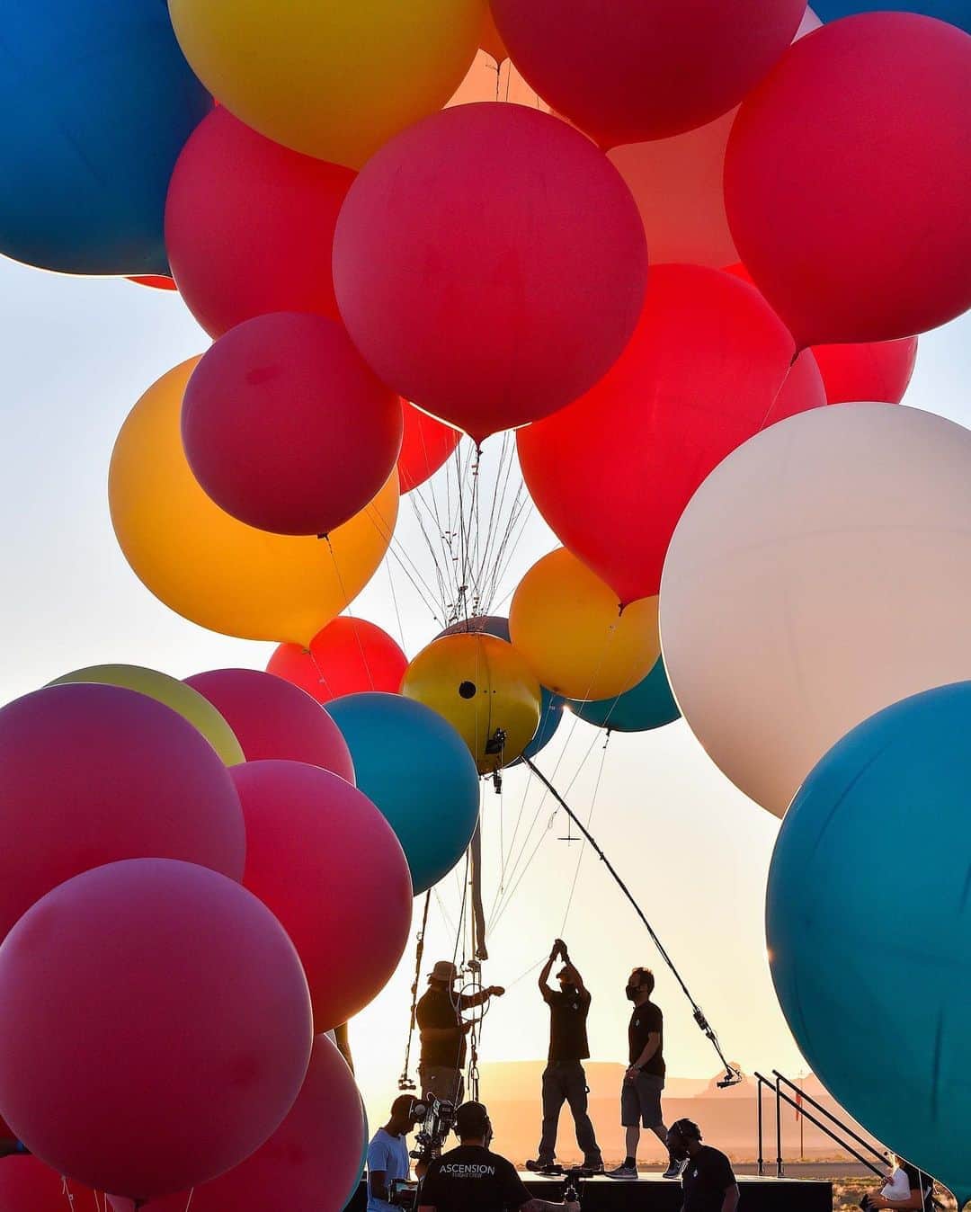 YouTubeさんのインスタグラム写真 - (YouTubeInstagram)「Added soaring 25,000 ft in the air with nothing but balloons to the list of things @DavidBlaine can do that we can't. Swipe to see some behind-the-scenes pics from yesterday's big event and relive the moment on YouTube. Link in bio   #DavidBlaineAscension #youtubeoriginals」9月4日 9時15分 - youtube