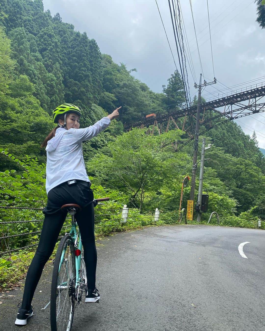 佐野真彩さんのインスタグラム写真 - (佐野真彩Instagram)「先月の自転車番組で行った倉沢のヒノキ🚴‍♀️ 道中の山道はなかなか厳しかったですが、都内最大のヒノキとあって、目の前にした時の光景は圧巻でした✨🌿  この時撮った動画をみて自分で酔ってしまったので、最近は動画を撮る時にいかにブレずにスムーズに動かせるかを心がけています🤫笑  最後の動画は、東京トラウトカントリーという自然渓流の釣り場です🎣 自然渓流って珍しいですよね😉  ウェア▶︎ @jackwolfskin.jp   #jackwolfskin #自転車番組　#サイクリング女子　#tcn #倉沢のヒノキ　#東京トラウトカントリー　#tcnキャスター　#奥多摩」9月4日 9時30分 - sano.maya