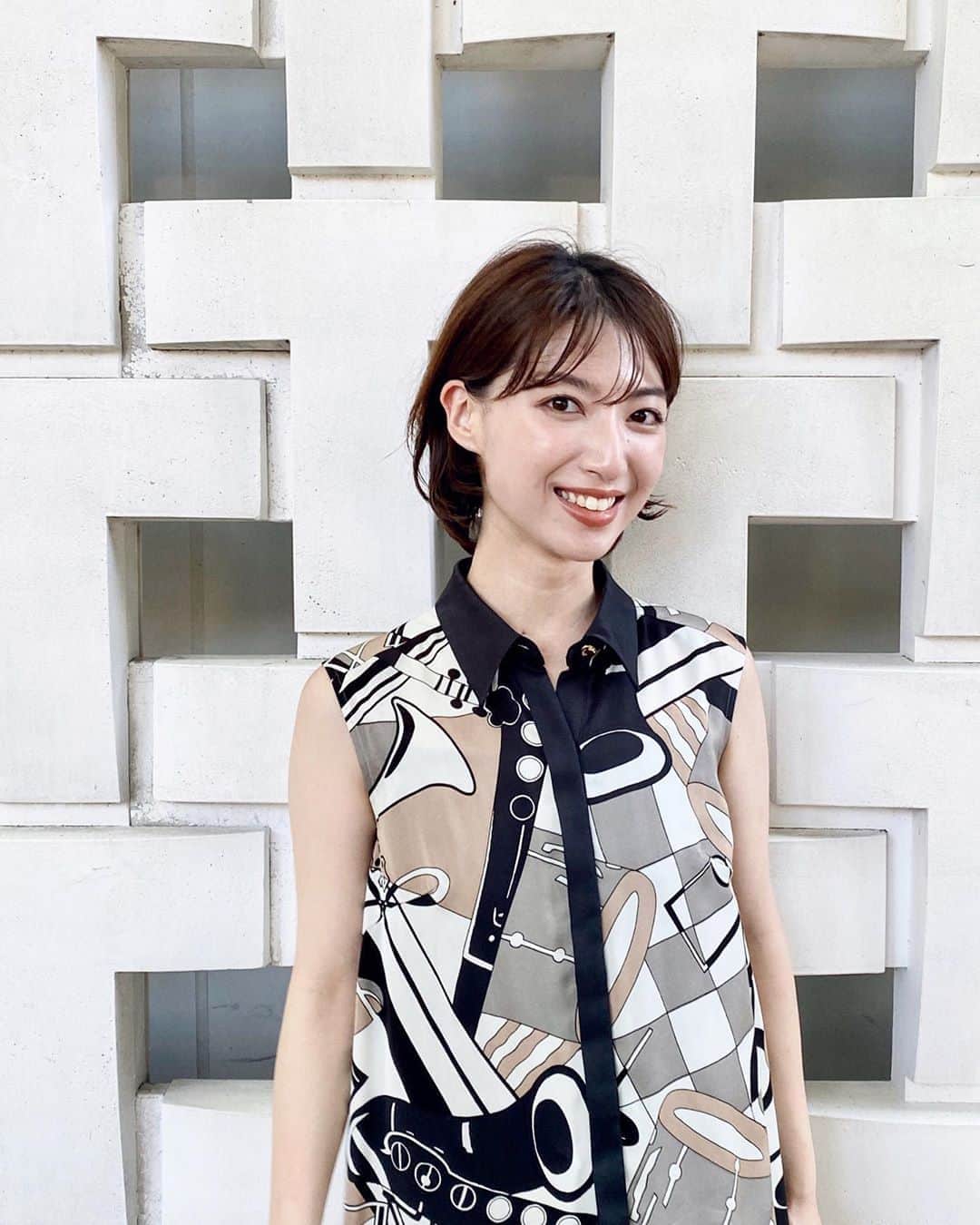 のインスタグラム：「.﻿ 少しずつ秋の気配が感じられるように﻿ なりましたね🍂﻿ 時折吹く涼しい風が心地良い〜 ﻿ 新しいお洋服を纏っている時って﻿ 心が豊かな気持ちになれる🍊﻿ ﻿ いくつになっても﻿ このときめきは大事にしたい！ ﻿ ﻿ #graceclass #ikuhi_outfit #ilovefashion」