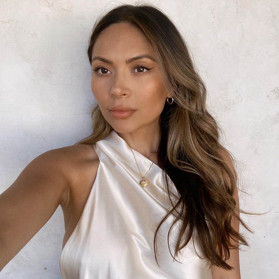 Marianna Hewittのインスタグラム：「been awhile since I posted a selfie 🤳🏼」