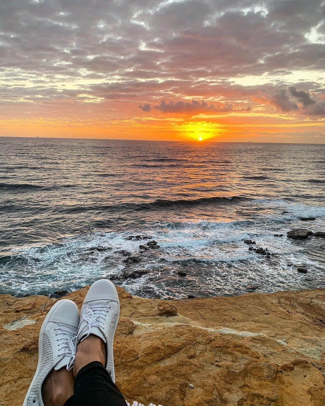 シャーニ・ヴィンソンのインスタグラム：「The early bird catches the worm 🌅  #sunrise #cliffside #oceanview #nature #peacefulplace #sunshinecoast #coastalphotography」