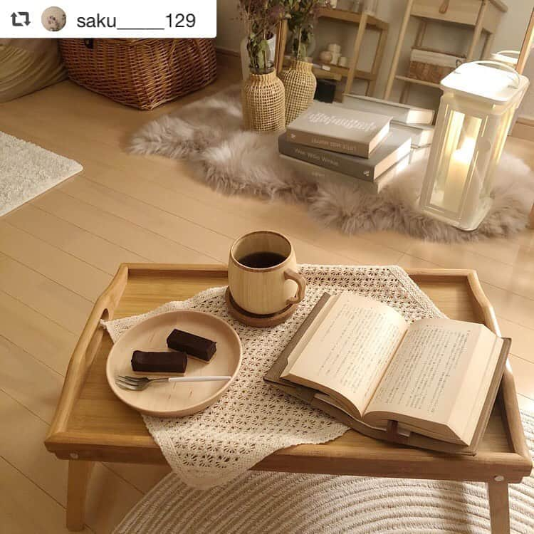 Otto Japan(オットージャパン) のインスタグラム：「@saku_____129 さん ご紹介ありがとございます！  #repost @saku_____129 ・・・ 今日のおやつはチョコレートの⁣ スティックケーキ🍫⁣ ⁣ ⁣ そのままかぶりつくのも全然アリだけど⁣ お皿に盛ると特別感が出ていいね🤔⁣ ⁣ ⁣ この木のプレートは @my.motto.jp ⁣のものです🌳⁣ ⁣ ⁣ ⁣ この間紹介した竹のマグと合わせると⁣ すごくかわいい☕️✨⁣ ⁣ ⁣ @my.motto.jp にはナチュラルでかわいい⁣ わたし好みの食器がたくさんあるんだ🥺⁣ ⁣ ⁣ 是非ぜひサイトも見てみてね💌👇⁣ https://store.otto.jp⁣ ⁣ ⁣ ⁣ ⁣ ⁣ ⁣ ⁣ 会社の人に借りた本がたくさんあるのに⁣ Netflixに邪魔されて⁣ なかなか読み終わらない📚💦⁣ ⁣ 　⁣ ¨¨¨¨¨¨¨¨¨¨¨¨¨¨¨¨¨¨¨¨¨¨¨¨¨¨¨¨¨¨¨¨¨¨¨⁣ お部屋の雑貨や家具などは⁣ ほとんど楽天ROOMに載せています🧺⁣ プロフィールのリンクから飛べるので⁣ よろしくお願いします🌷✨⁣ ⁣ ¨¨¨¨¨¨¨¨¨¨¨¨¨¨¨¨¨¨¨¨¨¨¨¨¨¨¨¨¨¨¨¨¨¨¨⁣ ⁣ ⁣ #一人暮らし #一人暮らしインテリア #部屋作り#インマイルーム #マイルーム #ナチュラルインテリア #韓国インテリア #北欧インテリア #インテリア好き#インテリア部  #ドライフラワーのある暮らし#一人暮らしルーム #賃貸インテリア #丁寧な暮らし #ていねいな暮らし #丁寧な一人暮らし #暮らしの記録 #おうち時間 #日々の暮らし #おうちカフェ#一人暮らし女子 ⁣  #ノースモール公式アンバサダー #ノースモールサイト #PR #オットー #オットージャパン」