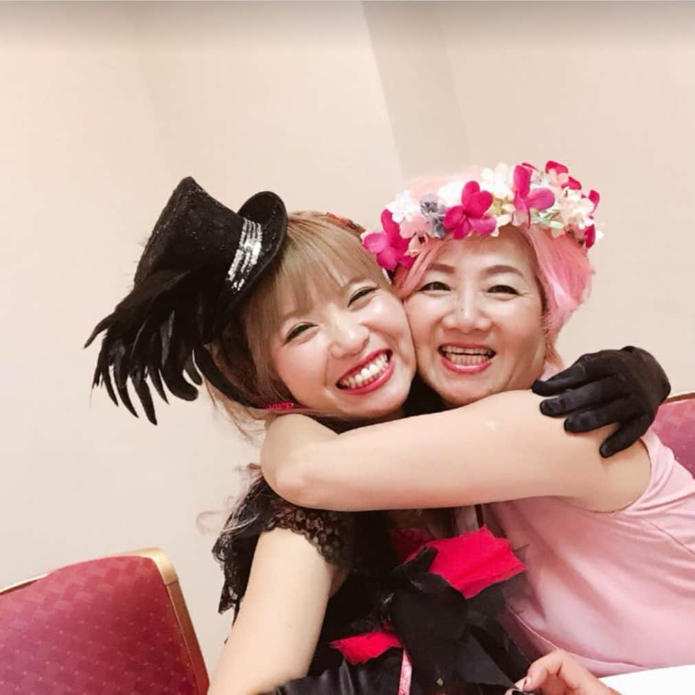 のインスタグラム：「昨日 ハッピーのお誕生日のお祝いの インスタ作るのに アルバム見てたら  ハッピーが 私の人生にあらわれて  どれだけ 私の概念が破壊され  どれだけ自由になり  いや そんなことよりも 一緒に過ごした一瞬一瞬が どんなに楽したかったか 思い出して涙が出た。  私の人生を大きく変えた人は 誰かと聞かれたら  向田邦子さん バシャール ハッピー  彼女に出会わなければ 今の私はいない。  私が魂のままに生きることを サポートしてくれた。  私が今 BSDミュージカルアクティングスクールやBSDセミナー コンサルで その人の魂のデザインを見つけているのは、  私自身が 魂を生きる人生が とんでもなく楽しいことを知ったから。  それと 恩送り。  ハッピーへのご恩を 誰かに送りたい。  その思いからだ。  今日はハッピーの お誕生日です❤️  htl内では 感謝と愛に溢れていて  ハッピーは おなかいっぱいとの 噂も聞いています。  でも ハッピーを祝うことは 自分を祝うことなの。  ハッピー おめでとう　は  今の自分よ おめでとう🎉　なの。  ハッピー お誕生日おめでとう🎂  本当に 本当に 出会ってくれてありがとう！  旺季志ずか  #ハッピー #ハッピーバースデー  @sachihappy2020」