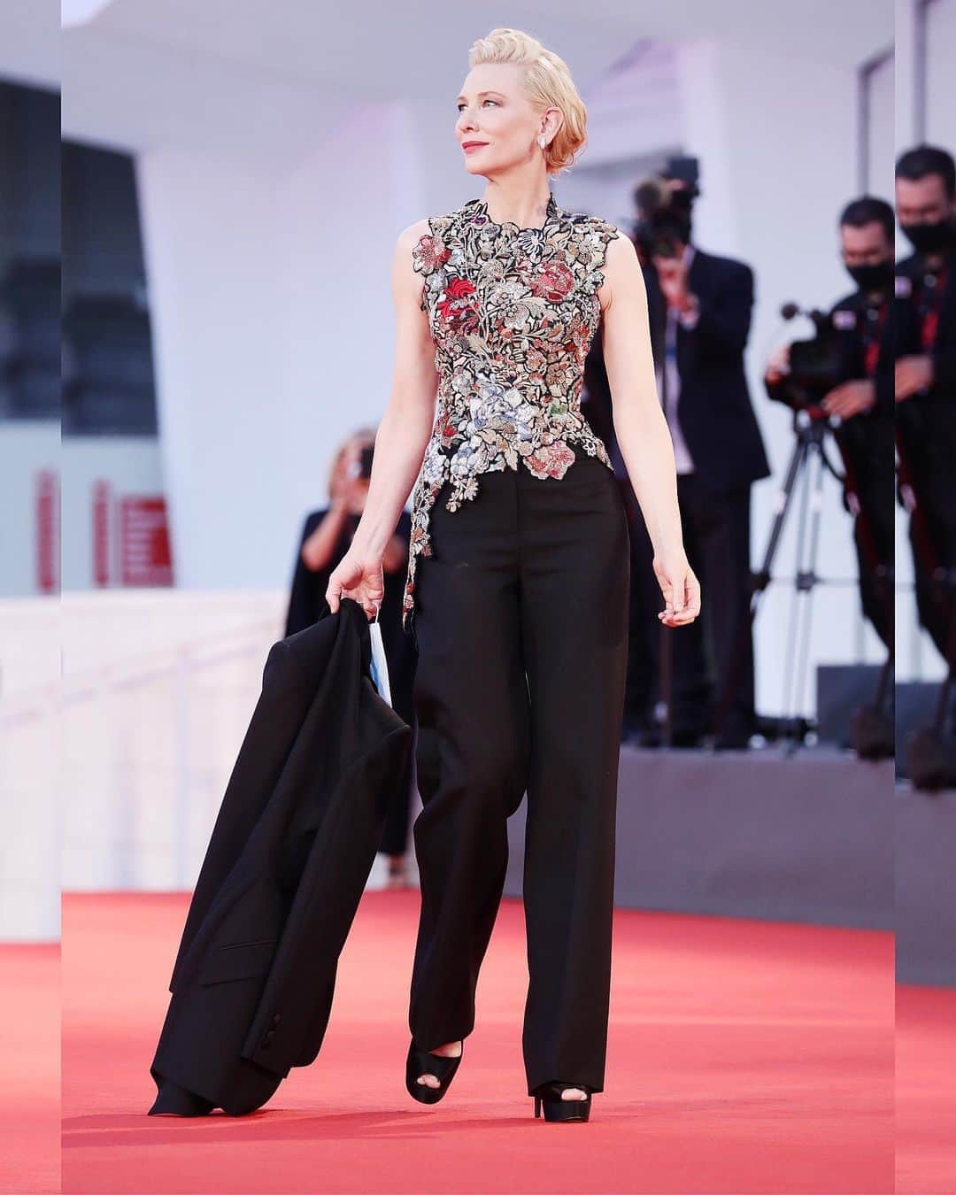 Just Jaredさんのインスタグラム写真 - (Just JaredInstagram)「Cate Blanchett rewears her @alexandermcqueen look from 2016 while attending the “Lovers” premiere at the Venice Film Festival! #CateBlanchett #AlexanderMcQueen #VeniceFilmFestival Photos: Getty」9月4日 9時34分 - justjared